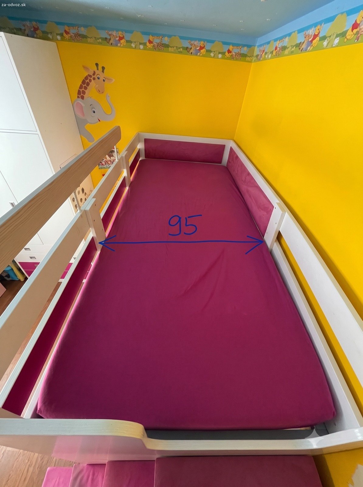 Darujem nábytok do detskej izby. Nábytok bol vyrobený na mieru, do panelákovej izby s rozmermi 3,75 m x 2,52 m.
Kvalitný, moderný a nadčasový nábytok vo veľmi dobrom stave. Vhodný pre 1- 2 deti.

Skriňa – je rozdelená na 3 časti, poskytuje dostatok priestoru na oblečenie, vešanie a skladovanie. Obsahuje police, vešanie aj zásuvky.
Stôl – rohový pracovný stôl s úložnými zásuvkami. Poskytuje dostatok priestoru pre každého školáka. Obsahuje otvor na káble.
Polica – závesná polica na knihy
Poschodová posteľ so schodíkmi – kvalitná poschodová posteľ so schodíkmi, ktoré poskytujú dostatočné úložné priestory na hračky alebo oblečenie. Posteľ obsahuje aj zábranu. Rozmer matraca je 90x200 cm. Nosnosť postele 100 kg. Pod poschodovú posteľ je možné umiestniť gauč, alebo ďalšiu posteľ.

Prednostne darujeme v komplete, po dohode aj jednotlivo. 
Iba osobný odber, nutné rozobrať a odviezť. Nie je možné zaslať kuriérom.
Bratislava - Dúbravka