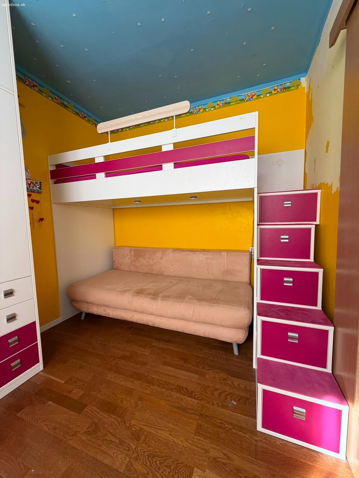 Darujem nábytok do detskej izby. Nábytok bol vyrobený na mieru, do panelákovej izby s rozmermi 3,75 m x 2,52 m.
Kvalitný, moderný a nadčasový nábytok vo veľmi dobrom stave. Vhodný pre 1- 2 deti.

Skriňa – je rozdelená na 3 časti, poskytuje dostatok priestoru na oblečenie, vešanie a skladovanie. Obsahuje police, vešanie aj zásuvky.
Stôl – rohový pracovný stôl s úložnými zásuvkami. Poskytuje dostatok priestoru pre každého školáka. Obsahuje otvor na káble.
Polica – závesná polica na knihy
Poschodová posteľ so schodíkmi – kvalitná poschodová posteľ so schodíkmi, ktoré poskytujú dostatočné úložné priestory na hračky alebo oblečenie. Posteľ obsahuje aj zábranu. Rozmer matraca je 90x200 cm. Nosnosť postele 100 kg. Pod poschodovú posteľ je možné umiestniť gauč, alebo ďalšiu posteľ.

Prednostne darujeme v komplete, po dohode aj jednotlivo. 
Iba osobný odber, nutné rozobrať a odviezť. Nie je možné zaslať kuriérom.
Bratislava - Dúbravka