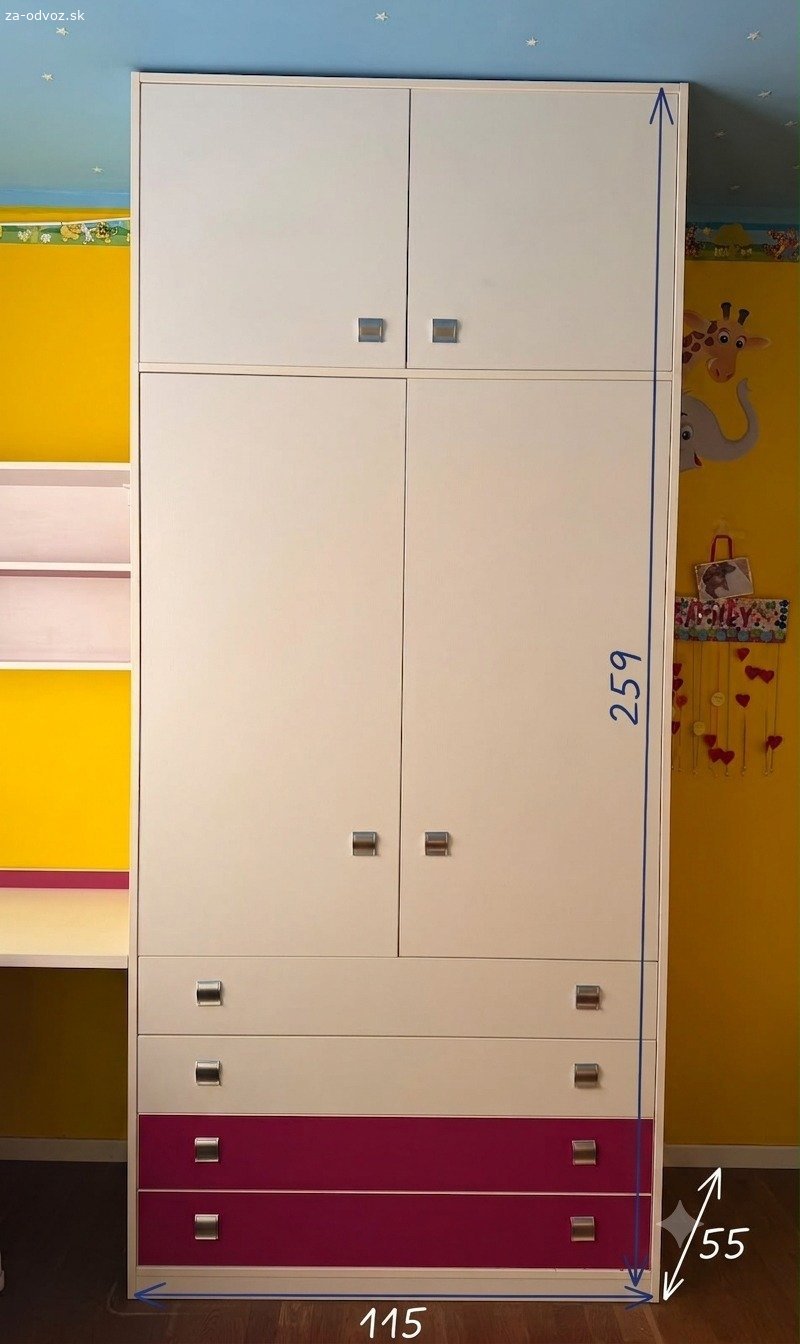 Darujem nábytok do detskej izby. Nábytok bol vyrobený na mieru, do panelákovej izby s rozmermi 3,75 m x 2,52 m.
Kvalitný, moderný a nadčasový nábytok vo veľmi dobrom stave. Vhodný pre 1- 2 deti.

Skriňa – je rozdelená na 3 časti, poskytuje dostatok priestoru na oblečenie, vešanie a skladovanie. Obsahuje police, vešanie aj zásuvky.
Stôl – rohový pracovný stôl s úložnými zásuvkami. Poskytuje dostatok priestoru pre každého školáka. Obsahuje otvor na káble.
Polica – závesná polica na knihy
Poschodová posteľ so schodíkmi – kvalitná poschodová posteľ so schodíkmi, ktoré poskytujú dostatočné úložné priestory na hračky alebo oblečenie. Posteľ obsahuje aj zábranu. Rozmer matraca je 90x200 cm. Nosnosť postele 100 kg. Pod poschodovú posteľ je možné umiestniť gauč, alebo ďalšiu posteľ.

Prednostne darujeme v komplete, po dohode aj jednotlivo. 
Iba osobný odber, nutné rozobrať a odviezť. Nie je možné zaslať kuriérom.
Bratislava - Dúbravka