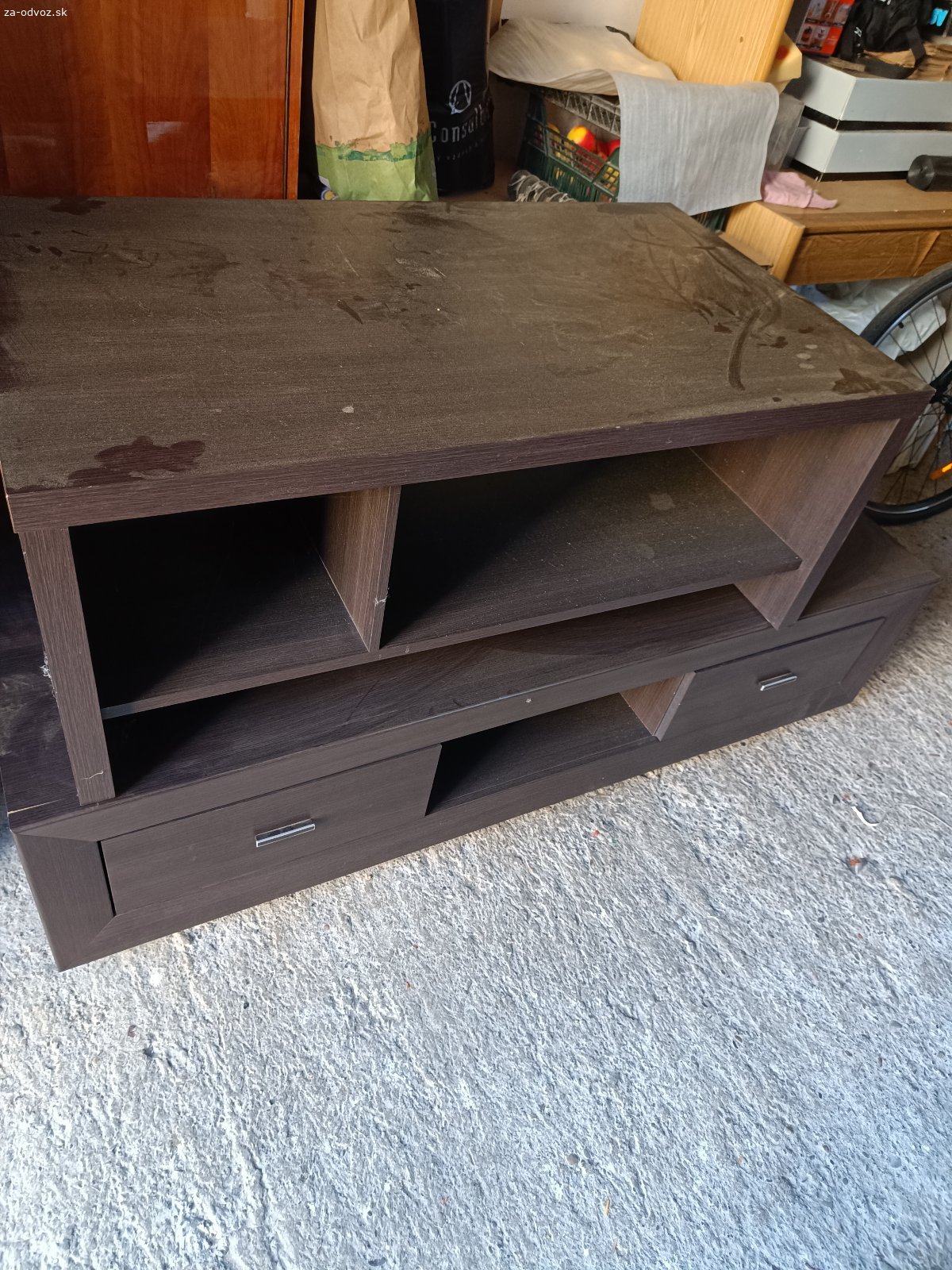 Darujem nábytok do obývačky. Darujem nábytok do obývačky stôl a komodu. Rozmery Stol: s x d x v - 60 x 106 x 42 cm. Rozmery Komoda: s x d x v - 56.5 x 151 x 40 cm. Je vo velmi zachovalom stave