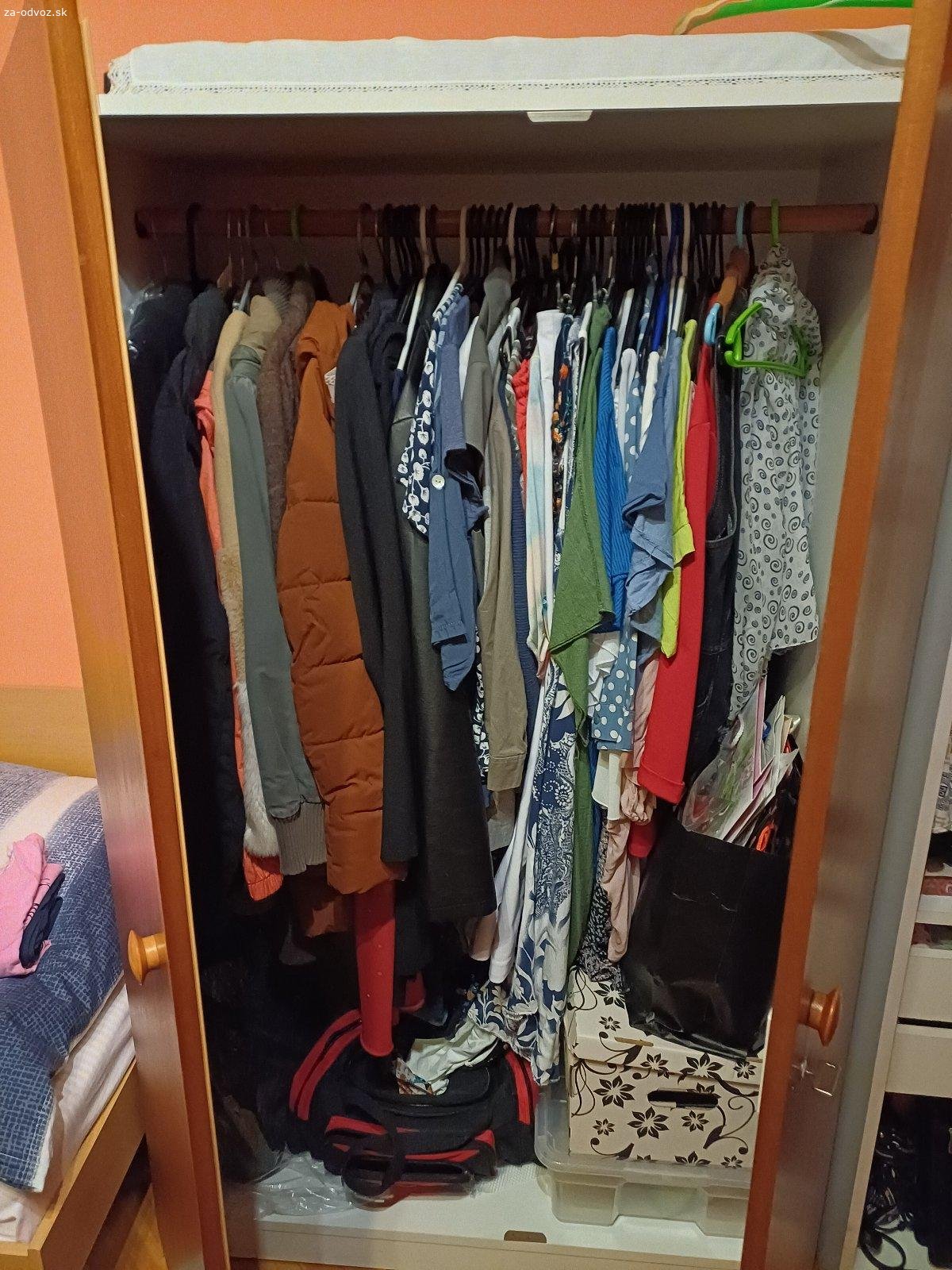 Darujem nabytok z detskej. Potrebny odvoz z Turian tento vikend.

Vyborne kreslo, stol, skrine.
