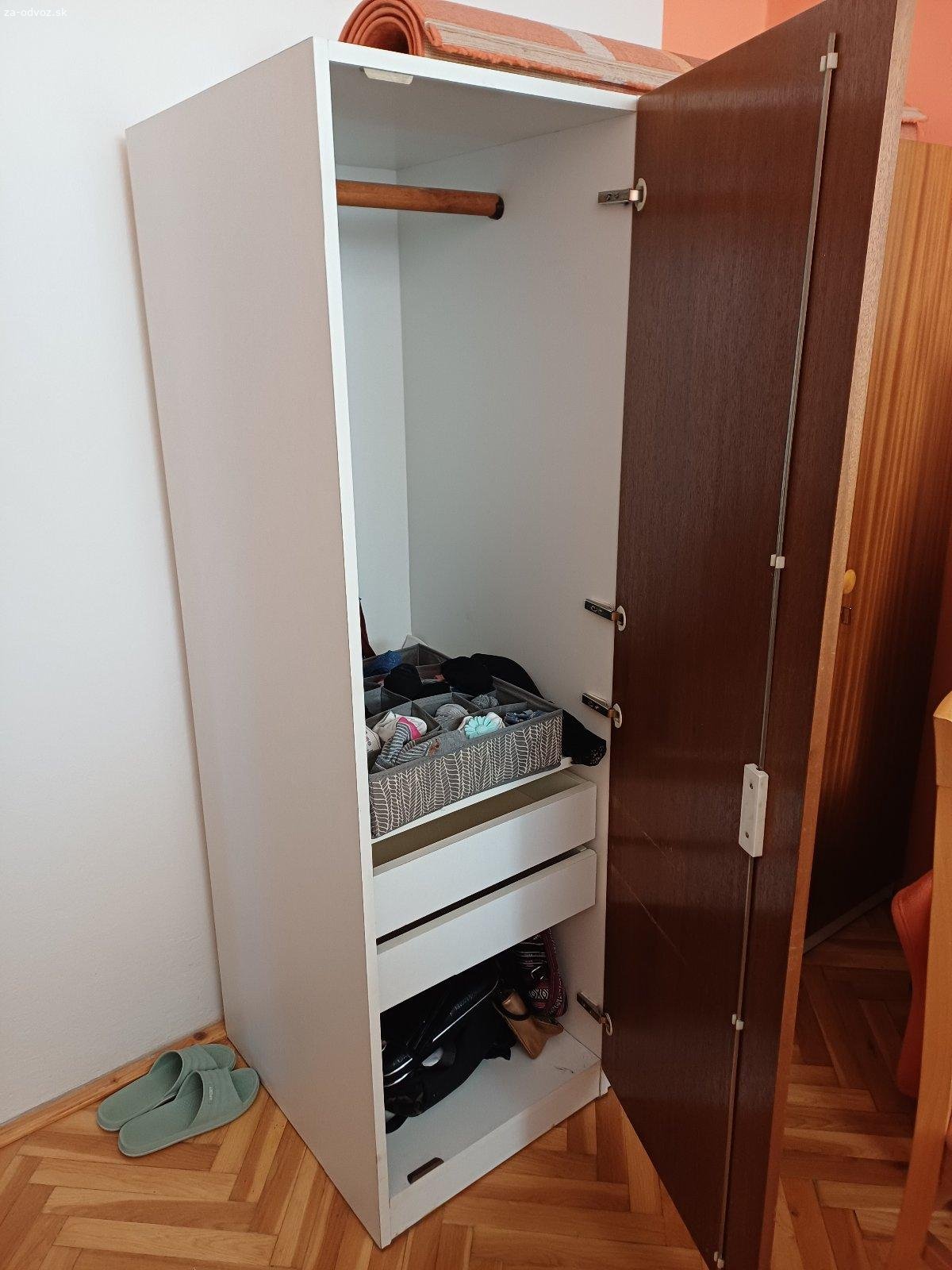 Darujem nabytok z detskej. Potrebny odvoz z Turian tento vikend.

Vyborne kreslo, stol, skrine.