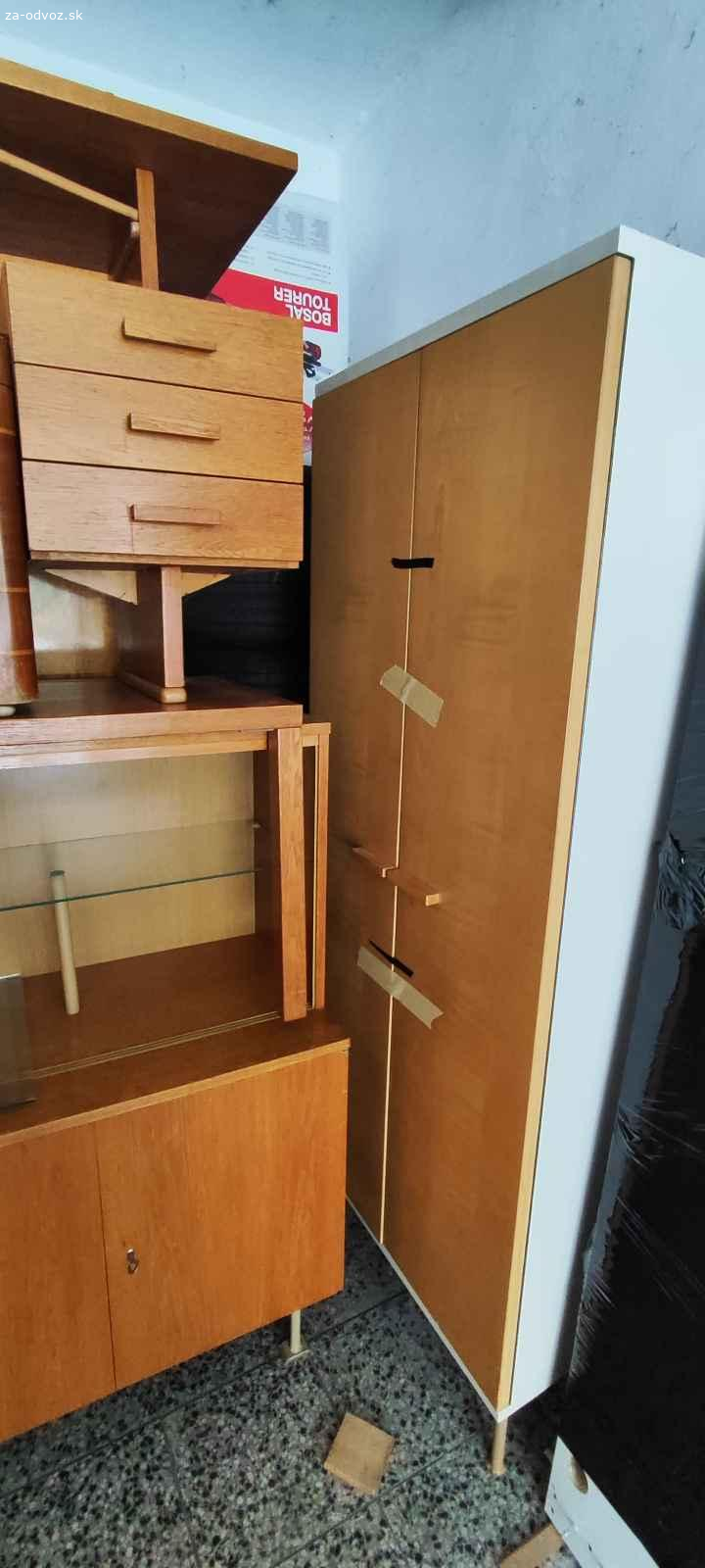 Darujem nábytok za odvoz. Skrine, knižnice, komódy. Darujem nábytok za odvoz. Materiál: drevená dyha.