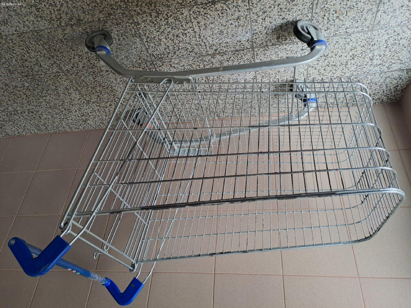 Darujem nákupné vozíky. Darujem nákupné vozíky - 3 ks,rôzne, aj jednotlivo.
Osobný odber v Petržalke.