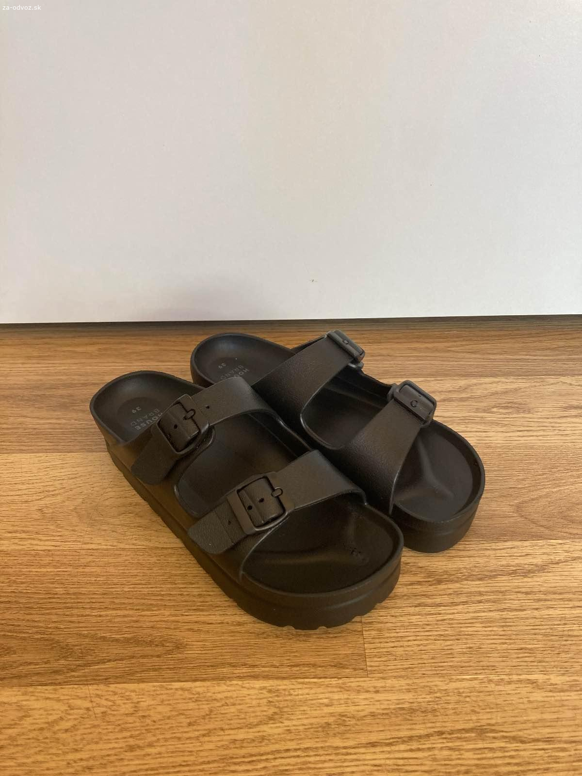 Darujem nenosené šľapky