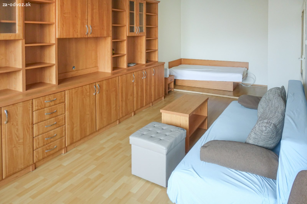 Darujem obývaciu stenu. Košice, Bernolákova ulica
