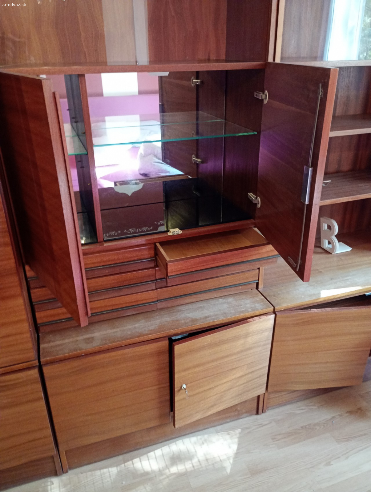 darujem obývaciu stenu