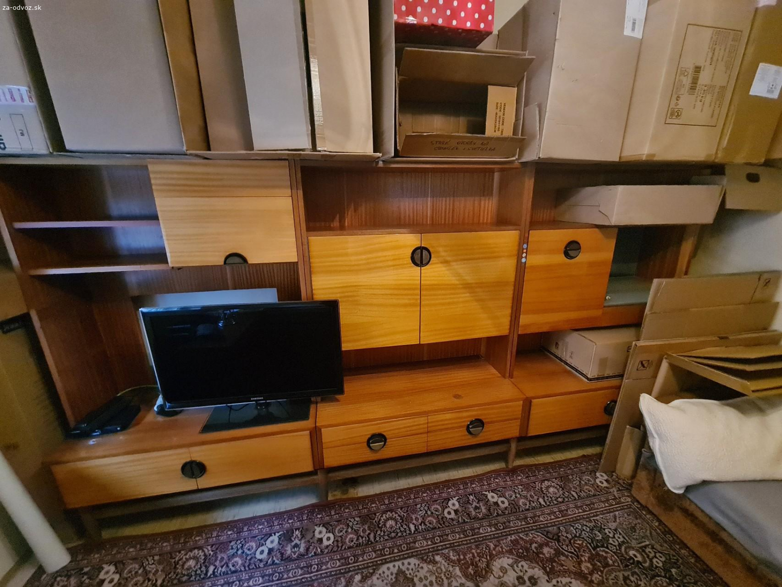 Darujem obývaciu stenu