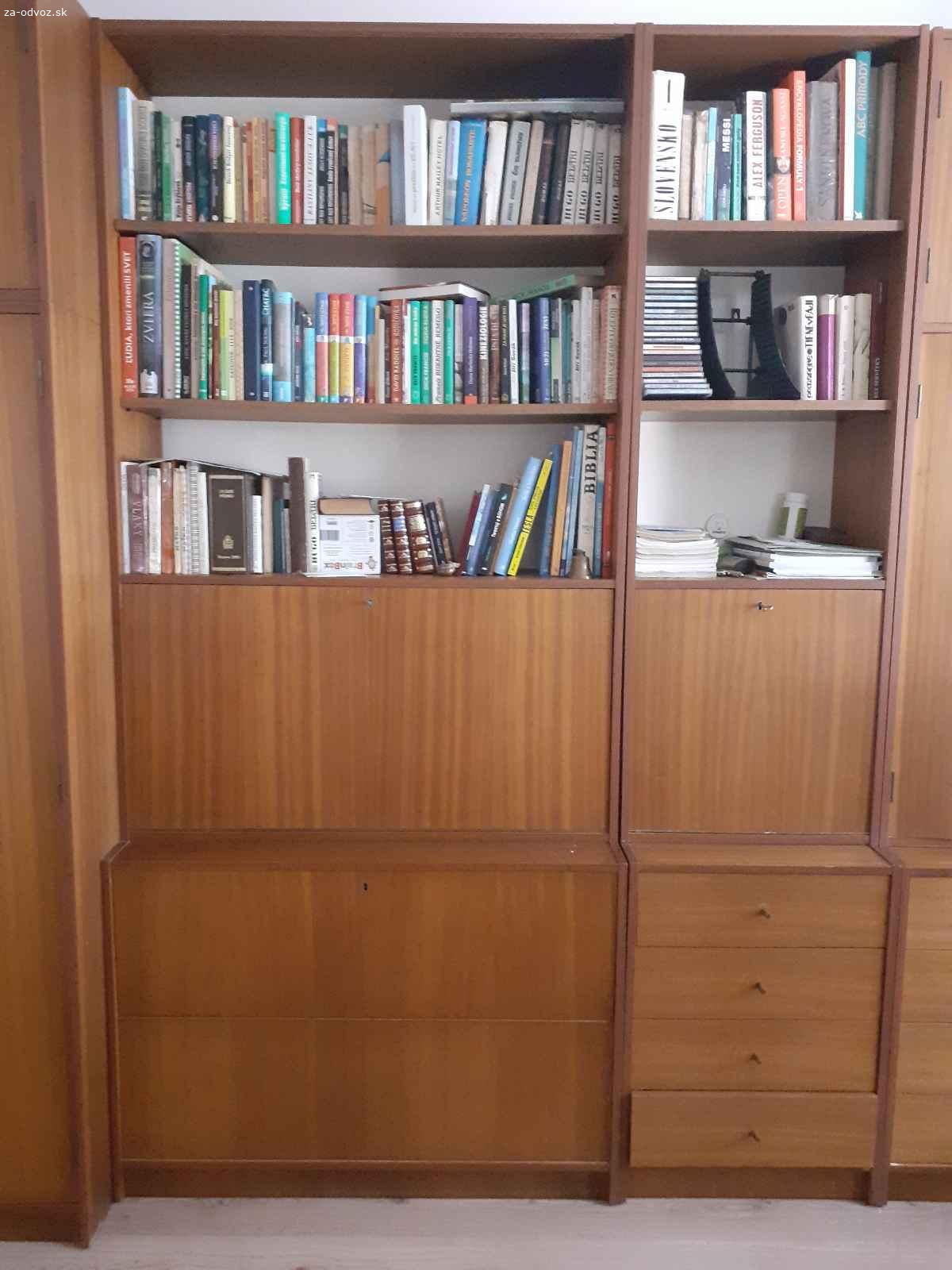 Darujem obývaciu stenu. Darujem za odvoz obývaciu stenu. Je staršia, ale veľmi zachovalá a plne funkčná, nič zlomené a pod. Celková šírka 350 cm. Tri diely šírky 1 m a 1 diel šírky 0,5 m. Výška je 224 cm, hĺbka veľkej skrine s nadstavcom je 57 cm, ostatné diely majú hĺbku 45 cm.