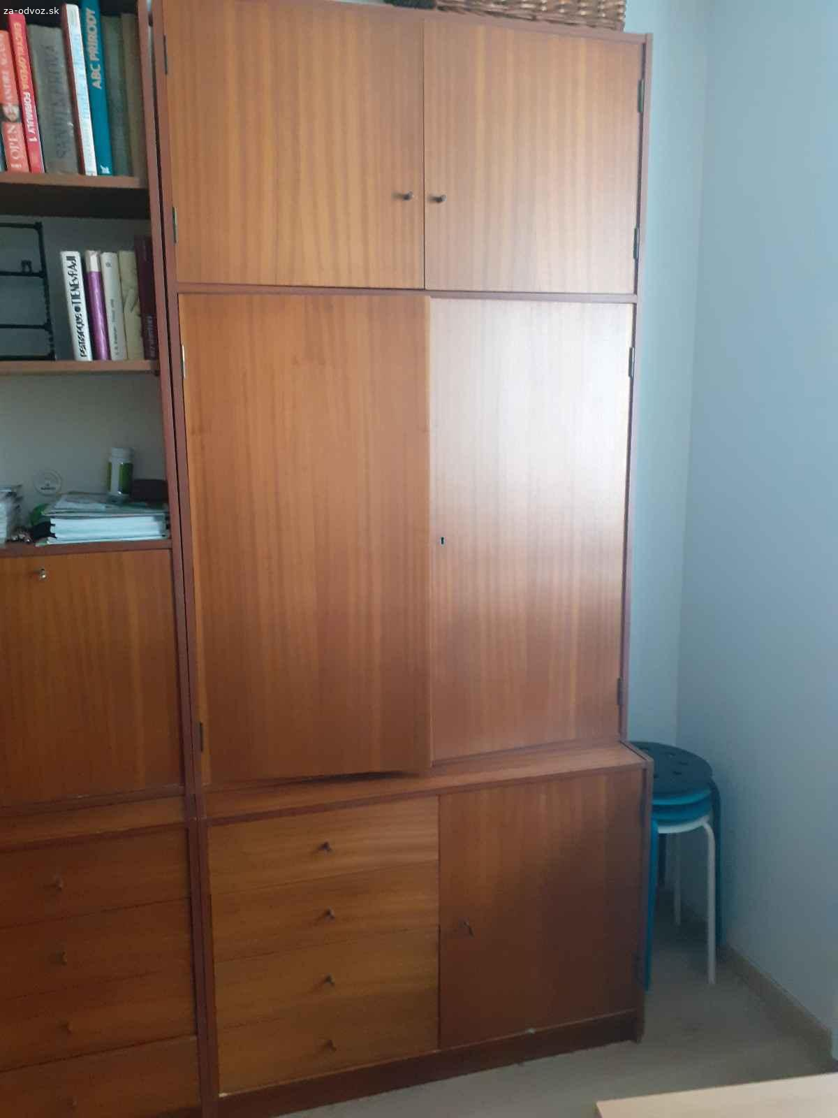 Darujem obývaciu stenu. Darujem za odvoz obývaciu stenu. Je staršia, ale veľmi zachovalá a plne funkčná, nič zlomené a pod. Celková šírka 350 cm. Tri diely šírky 1 m a 1 diel šírky 0,5 m. Výška je 224 cm, hĺbka veľkej skrine s nadstavcom je 57 cm, ostatné diely majú hĺbku 45 cm.