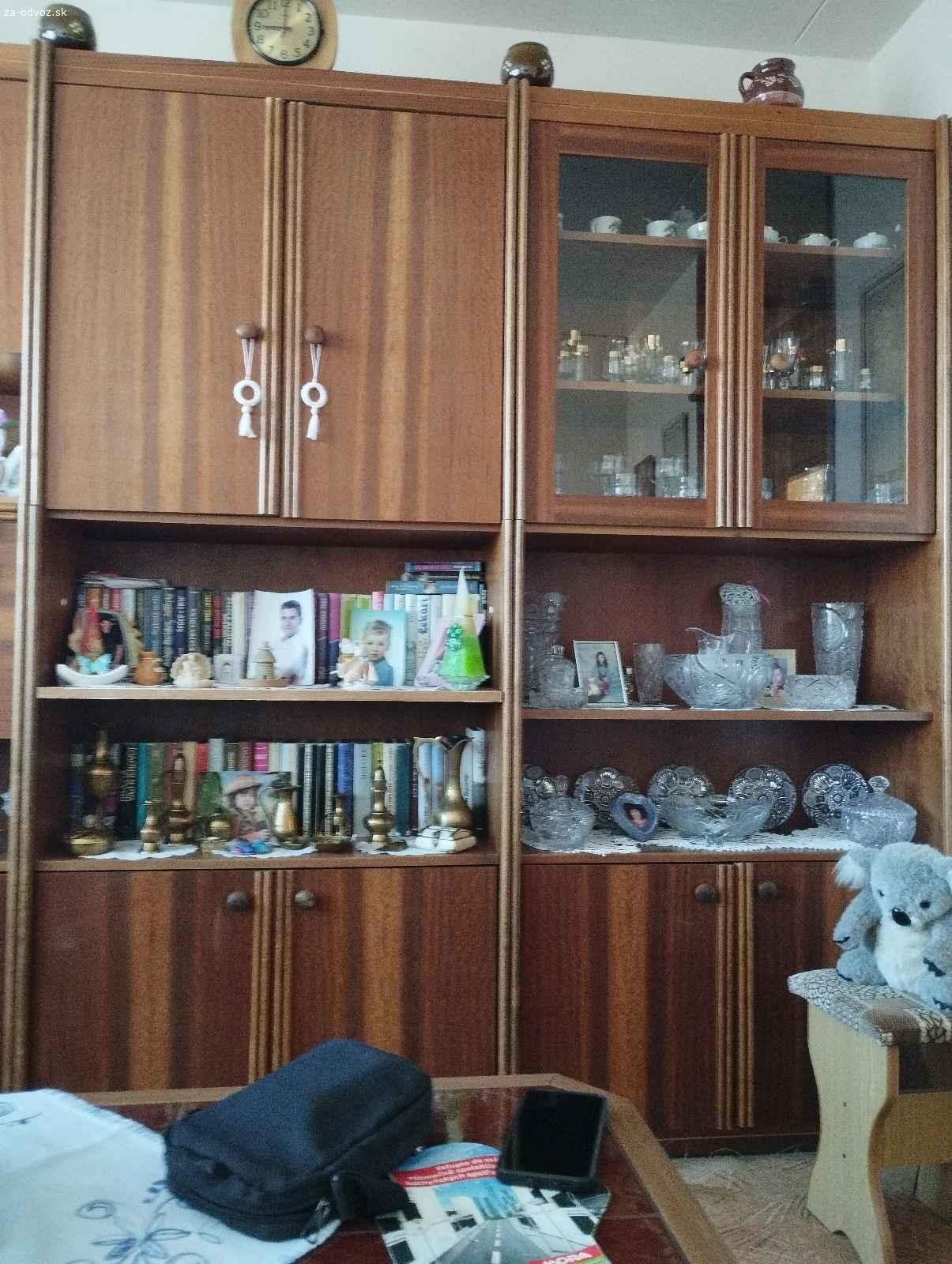 Darujem obývaciu stenu