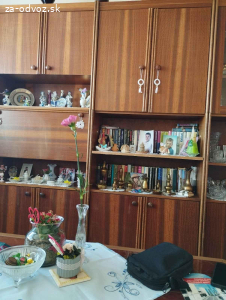 Darujem obývaciu stenu