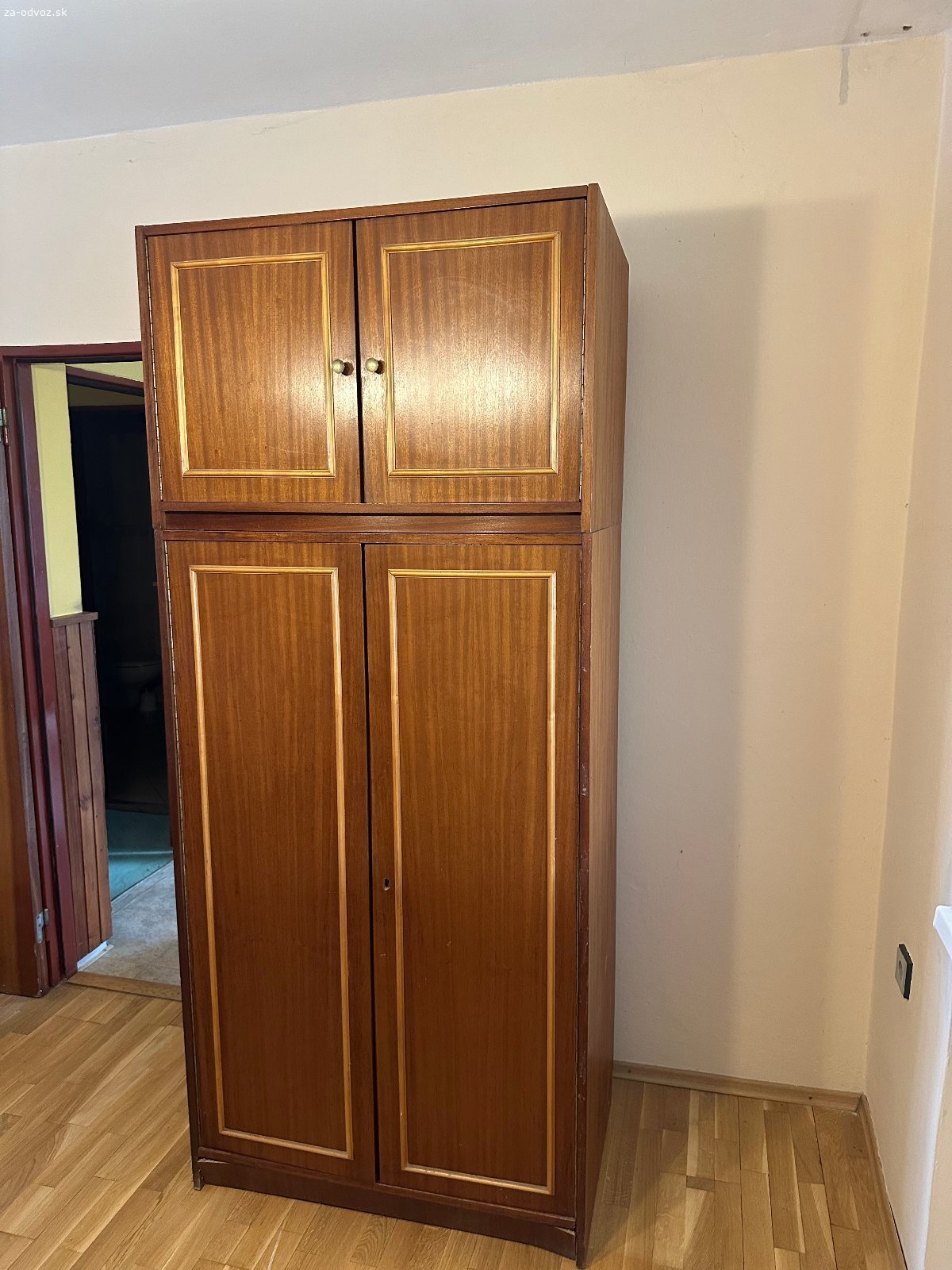 Darujem obývačkovú stenu a skriňu za odvoz. Darujem obývačkovú stenu, 4 sektory s rozmermi: š 90 cm, v 210 cm, h 35 cm hore, 50 cm dole a skriňu v 210 cm, š 90 cm, h 57 cm.  Osobný odber Budmerice. Píšte mail.