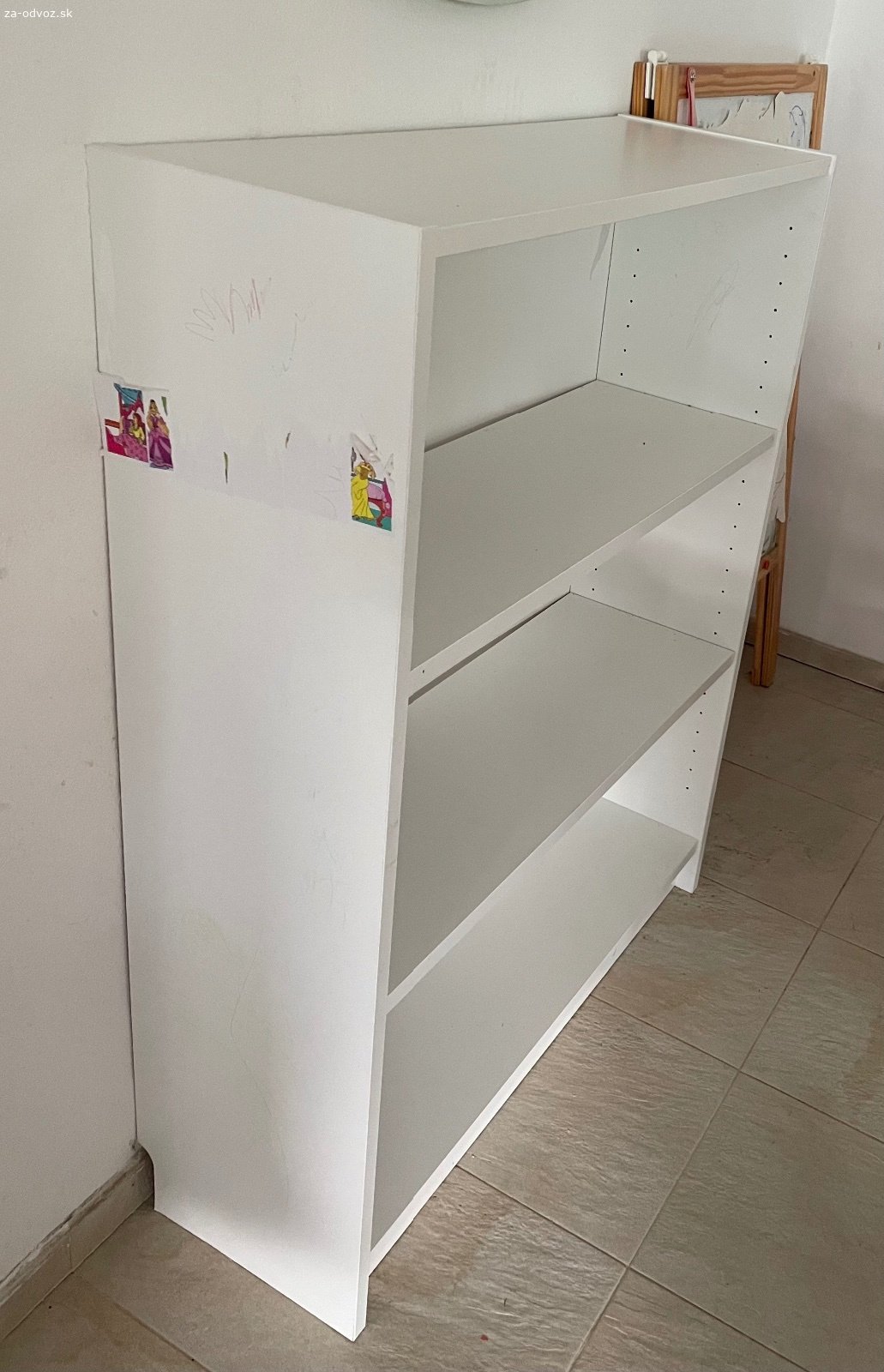Darujem otvorenú skriňu IKEA. Mali sme ju v detskej izbe. Miestami jemne pocarbana, alebo prilepené nálepky. Všetko na foto. Aj spolu s upevnením na stenu, kvôli bezpečnosti. Len osobný odber v Hrubej Borsi