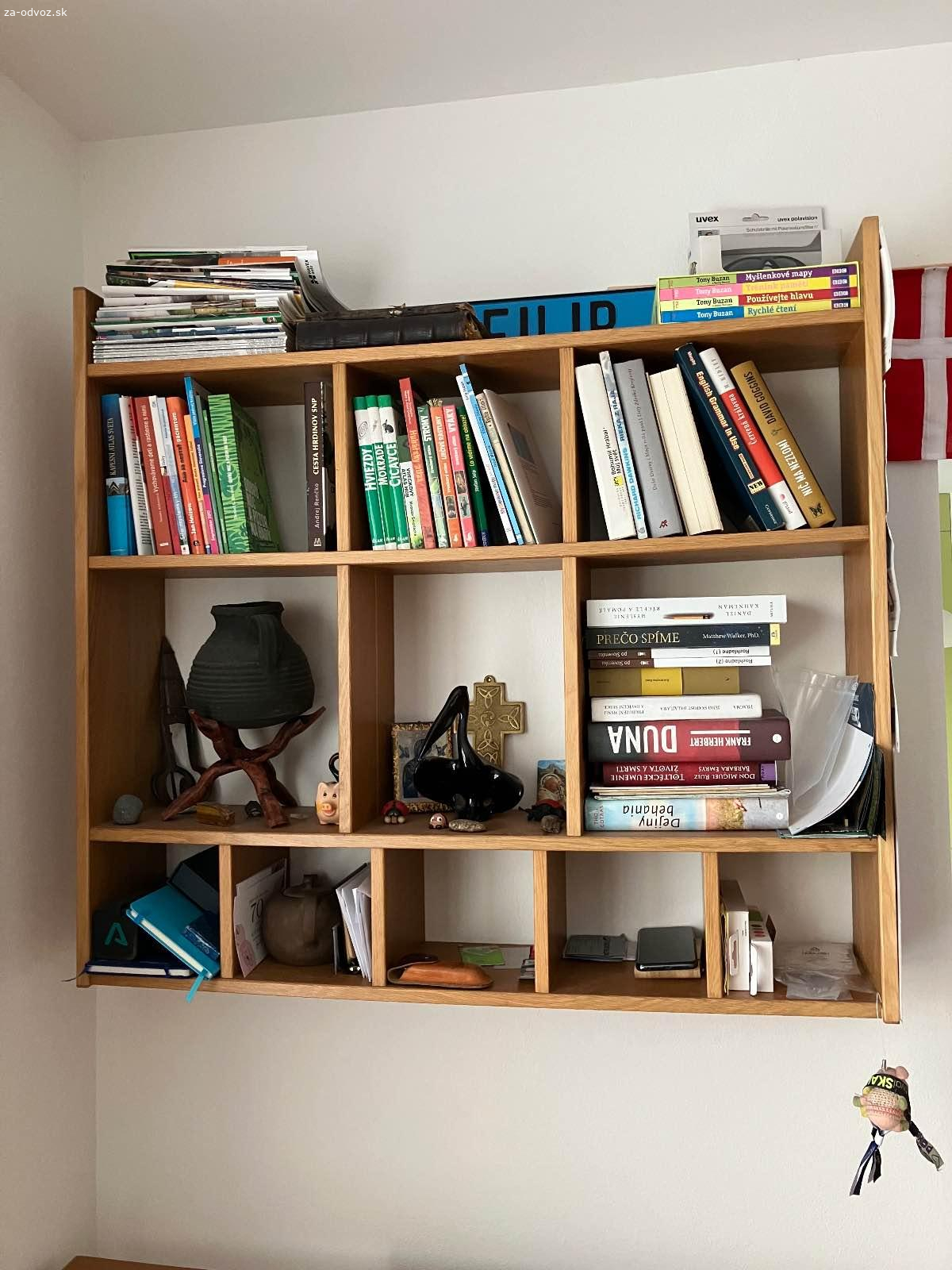 Darujem písací stôl a policu