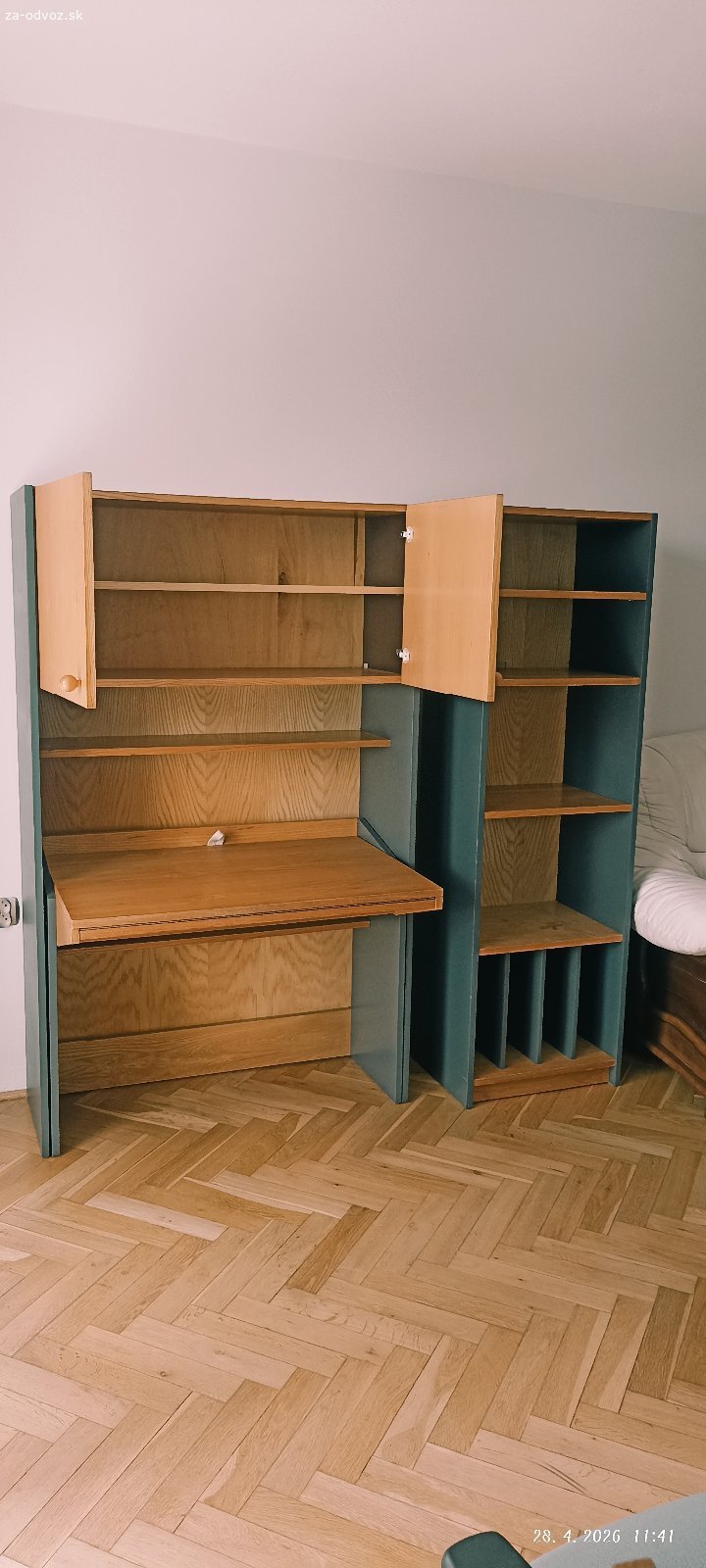Darujem písací stôl so skrinkou.. Darujem pracovný kút zo študentskej izby.