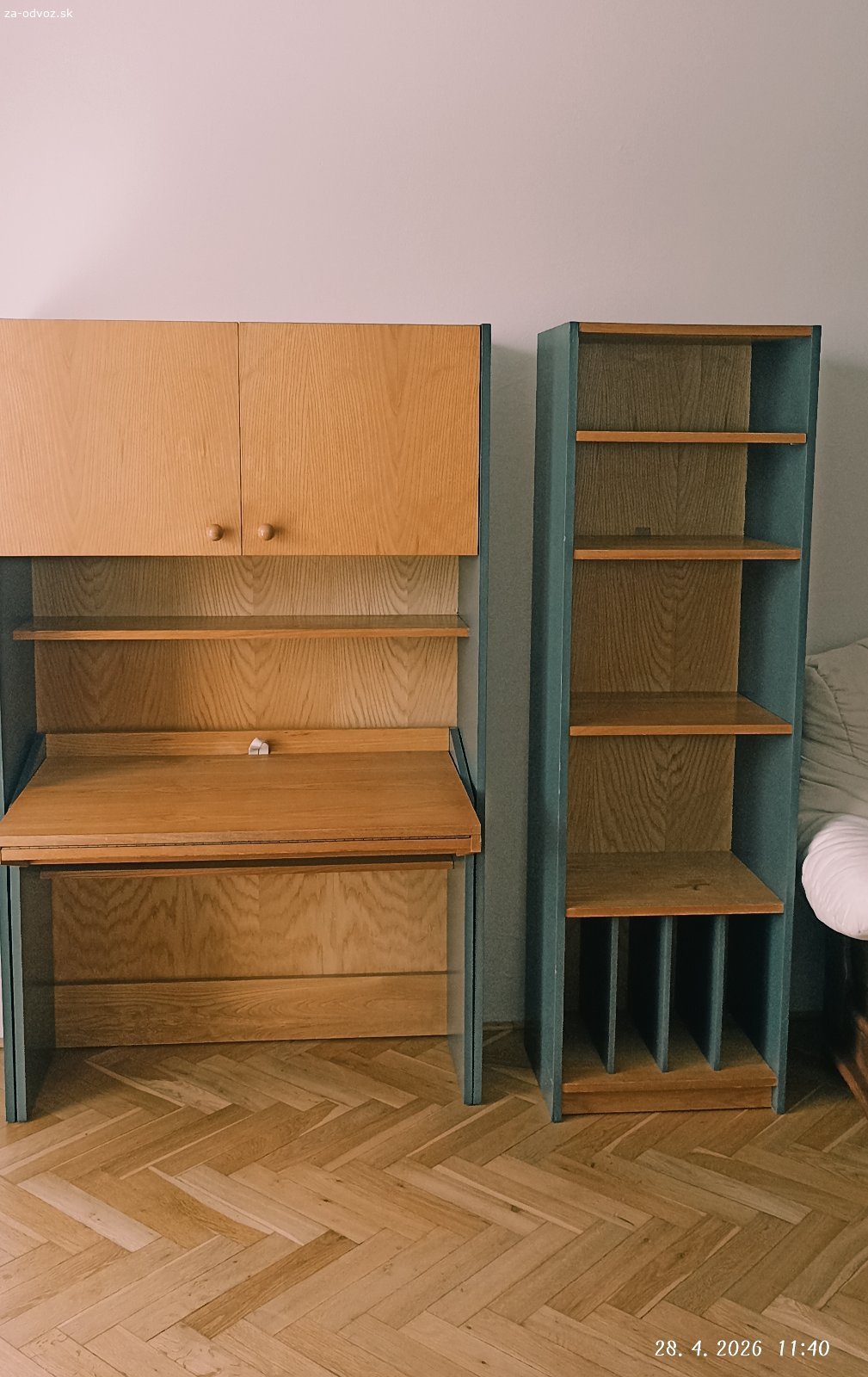 Darujem písací stôl so skrinkou.. Darujem pracovný kút zo študentskej izby.