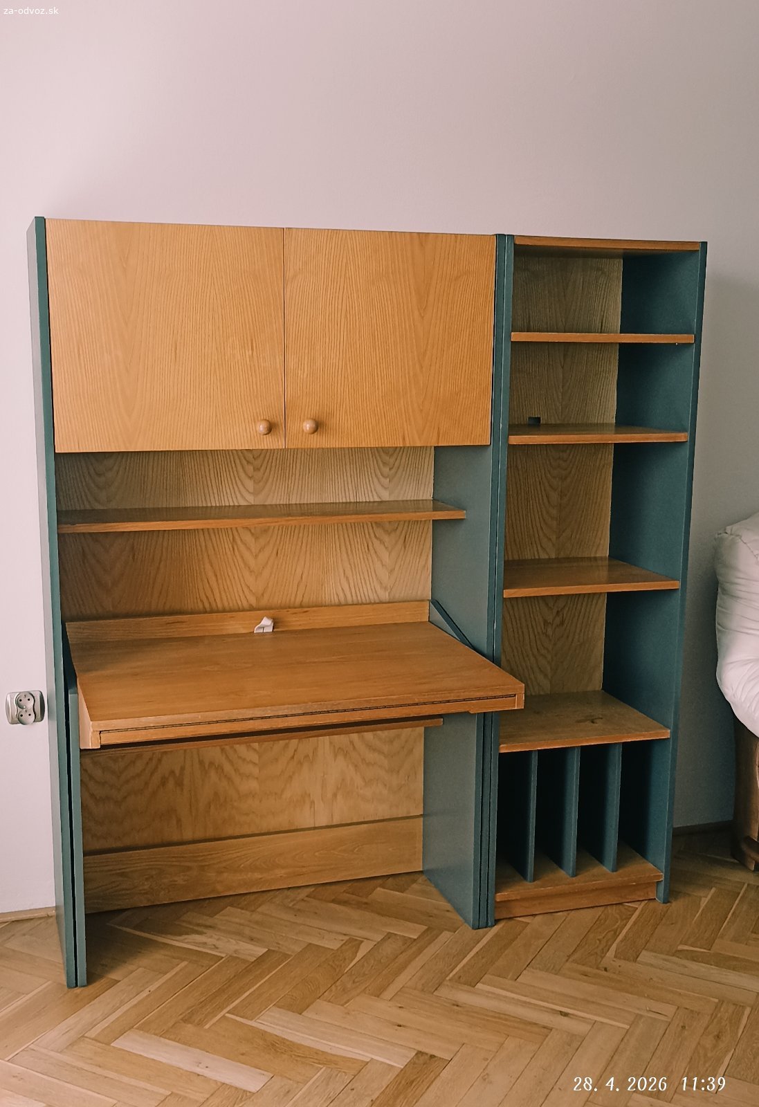 Darujem písací stôl so skrinkou.. Darujem pracovný kút zo študentskej izby.