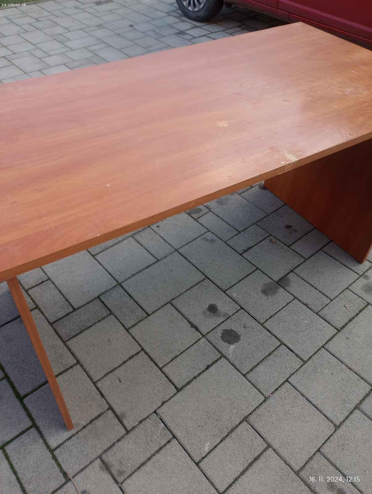 Darujem písací stôl