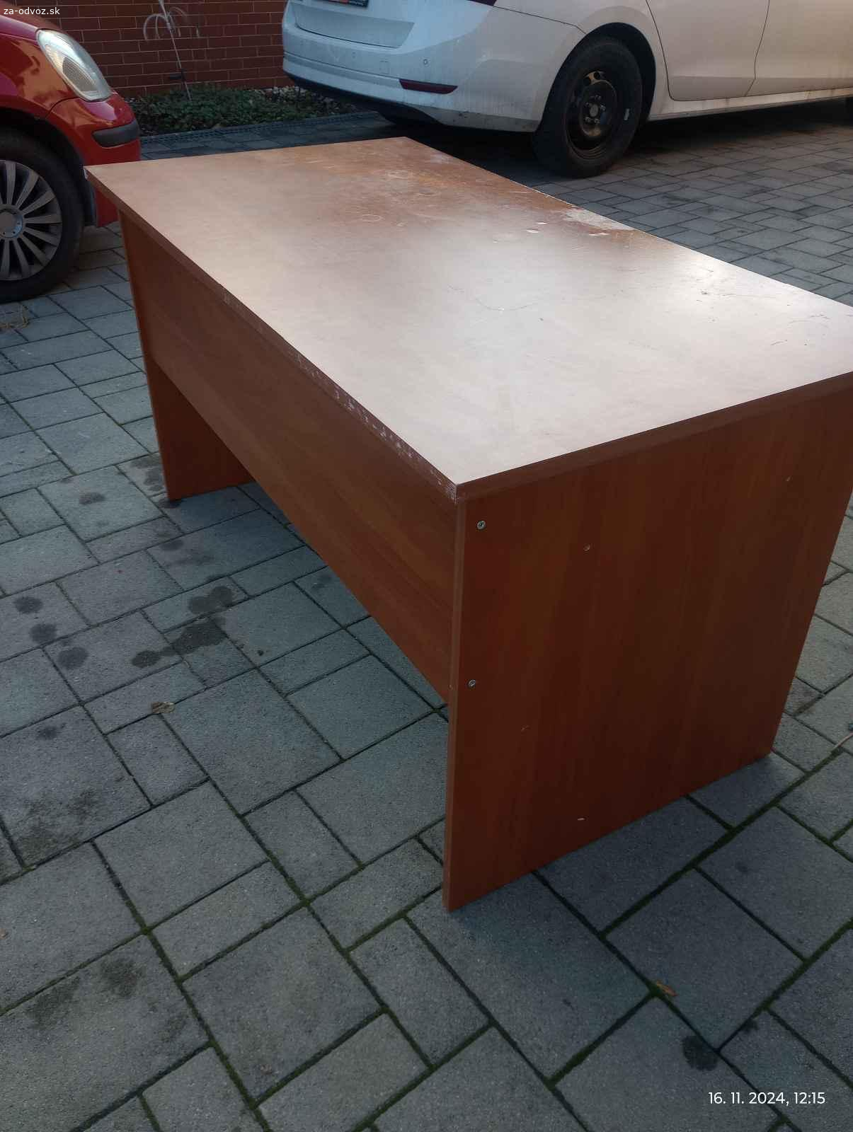 Darujem písací stôl