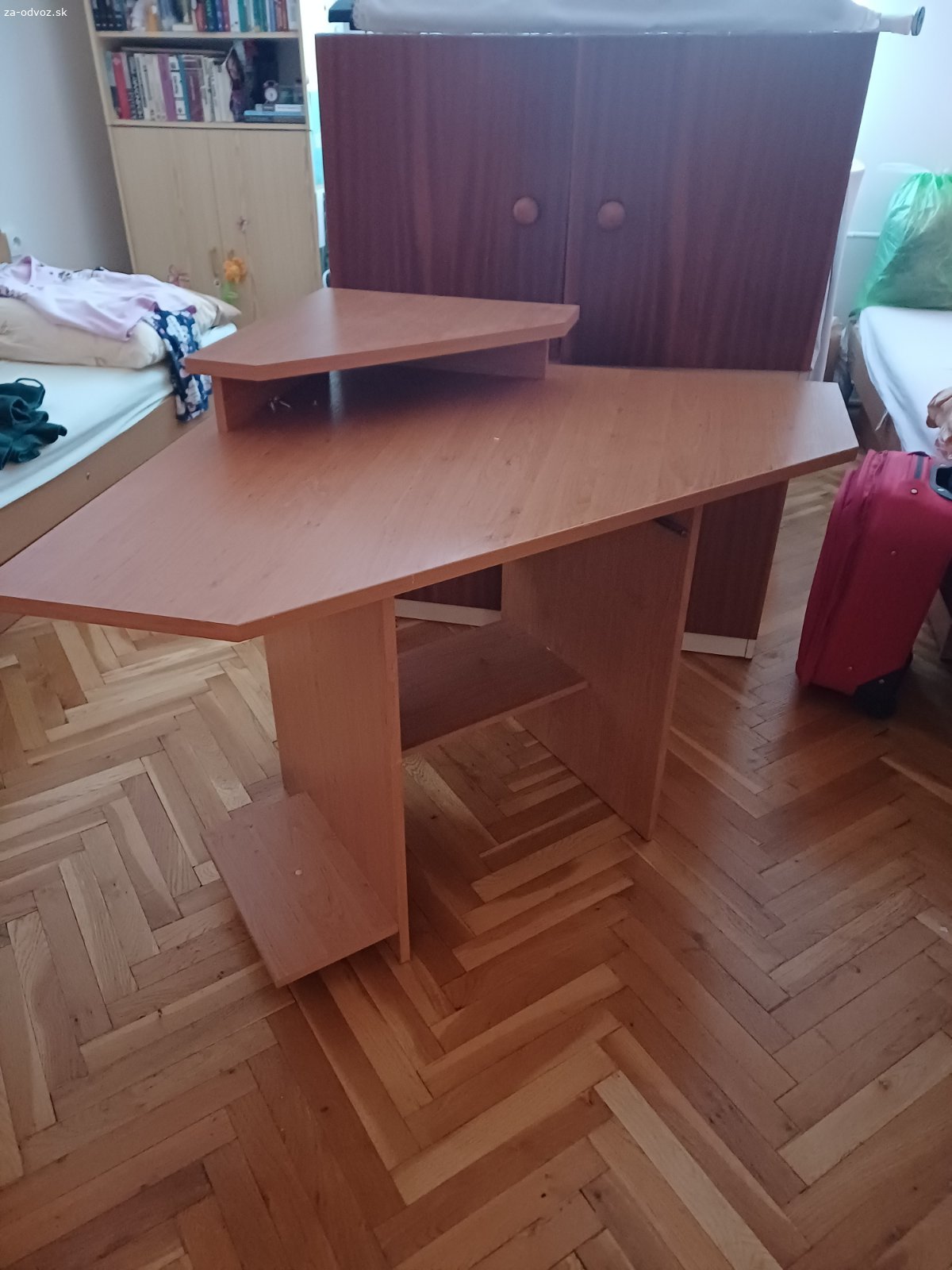 Darujem pisaci stol. Inzerat je aktualny do zmazania.