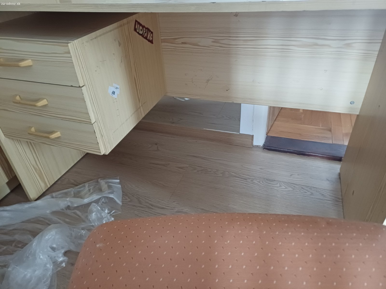 Darujem pisaci stol. Darujem starsi pisaci stol s 3 suflikmi.

Inzerat ne aktualny do zmazania.