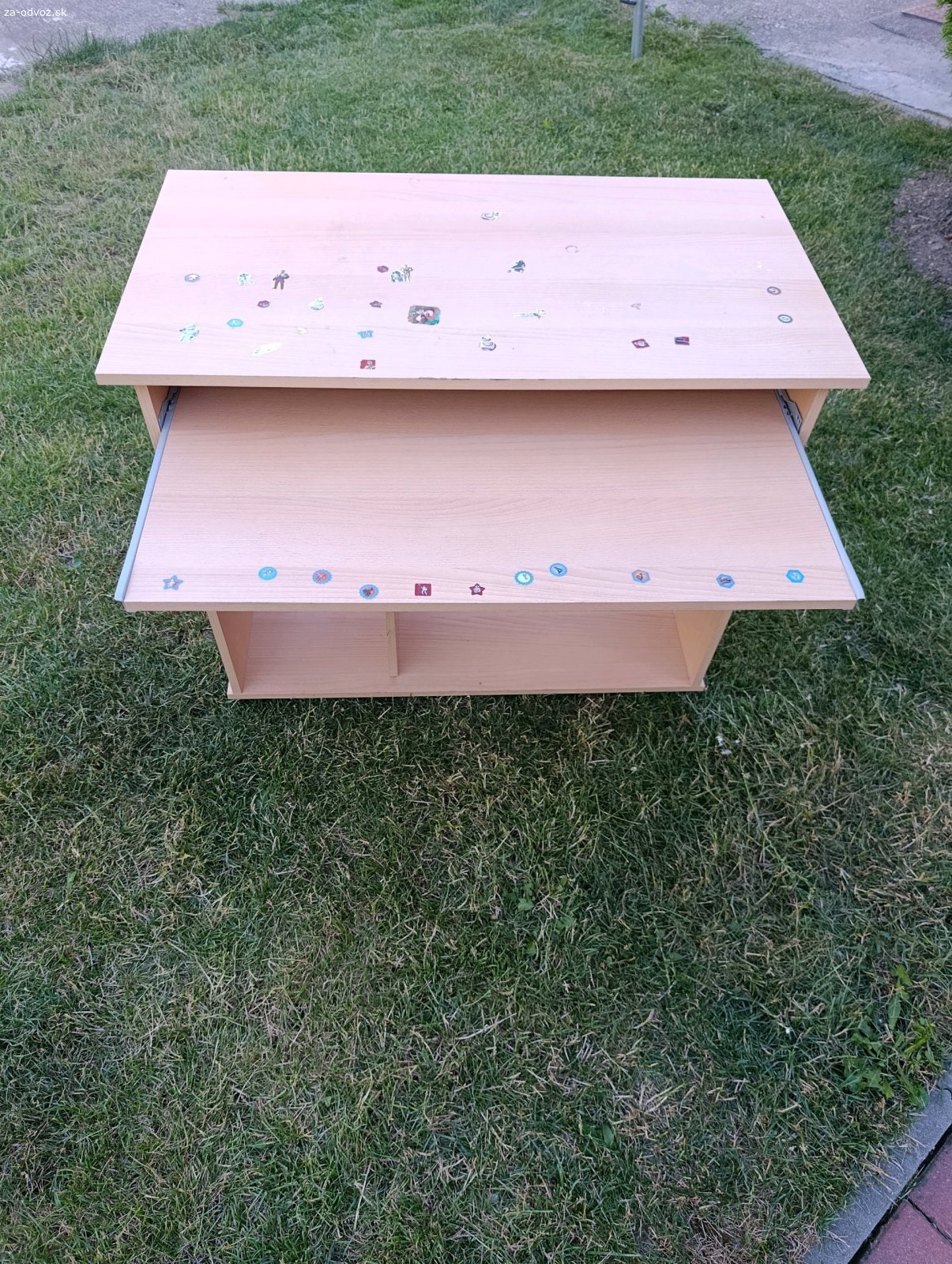 darujem písací stolík. darujem písací stolík v dobrom stave, na kolieskach, ešte niekomu poslúži.