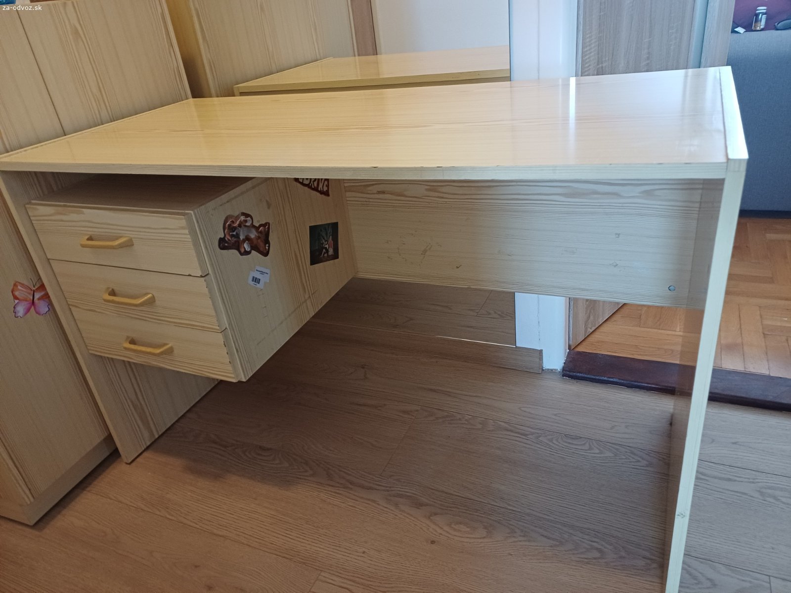 Darujem pisaci stolik. Stav dobry, len je uz osuchany.

Vyska 76 cm.