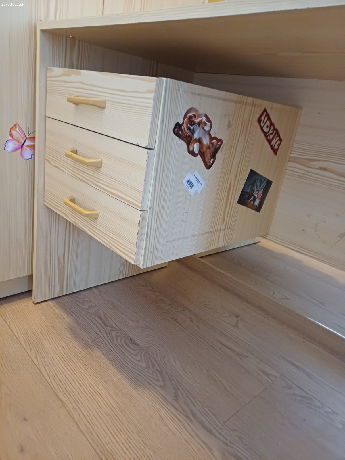 Darujem pisaci stolik. Stav dobry, len je uz osuchany.

Vyska 76 cm.