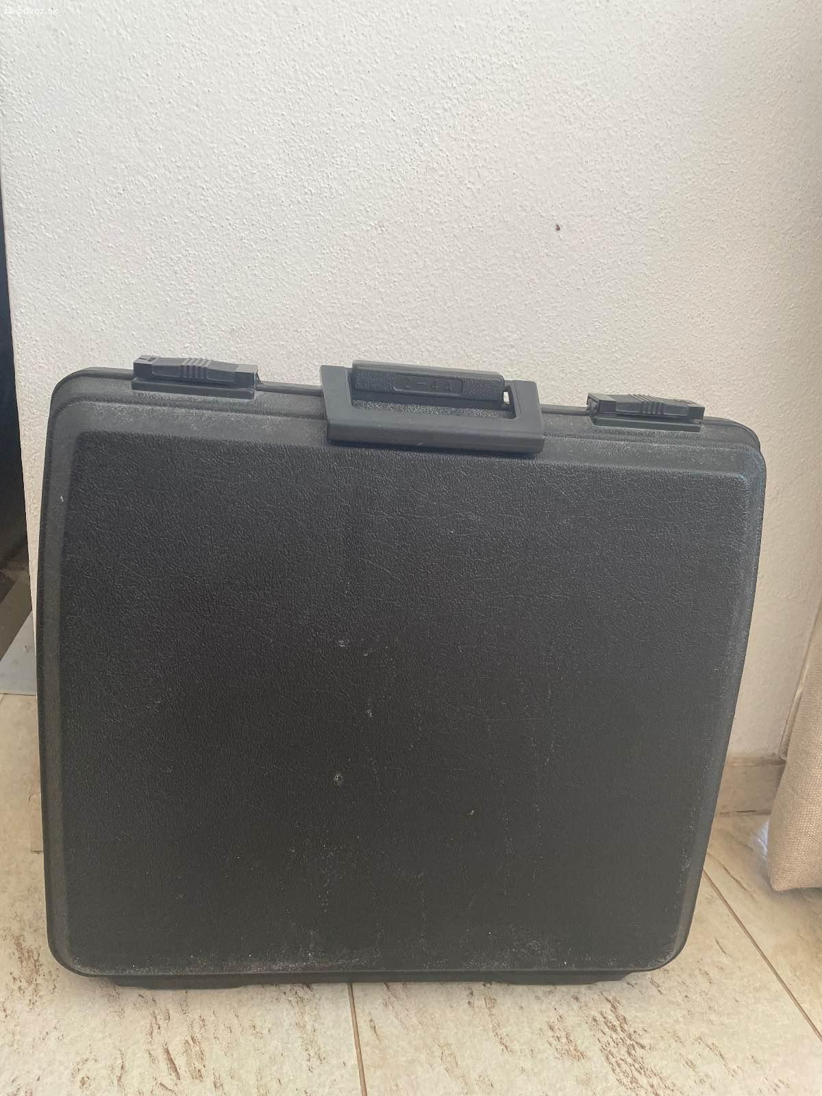 Darujem písací stroj. Funkčný, nevidím na ňom žiadne poškodenia. Ma aj originál kufrík ktorý tiež funguje ako ma. Len osobný odber v Hrubej Borsi, neposielam. Prosím špekulanti nech ani nepíšu.