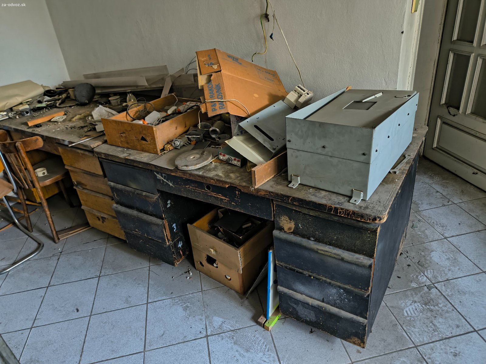 Darujem plechove a drevene skrine. Darujem za odvoz plechové skrine drevene skrine , police , písacie stoly , stoličky . Podmienka je že si to sami naložíte a odveziete . Je to v miestnosti na vyvýšenom prízemí . Košice sever