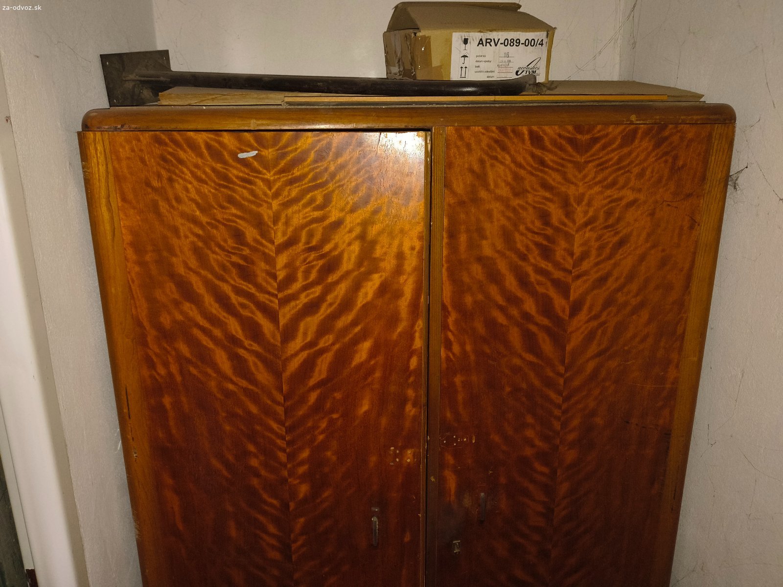 Darujem plechove a drevene skrine. Darujem za odvoz plechové skrine drevene skrine , police , písacie stoly , stoličky . Podmienka je že si to sami naložíte a odveziete . Je to v miestnosti na vyvýšenom prízemí . Košice sever