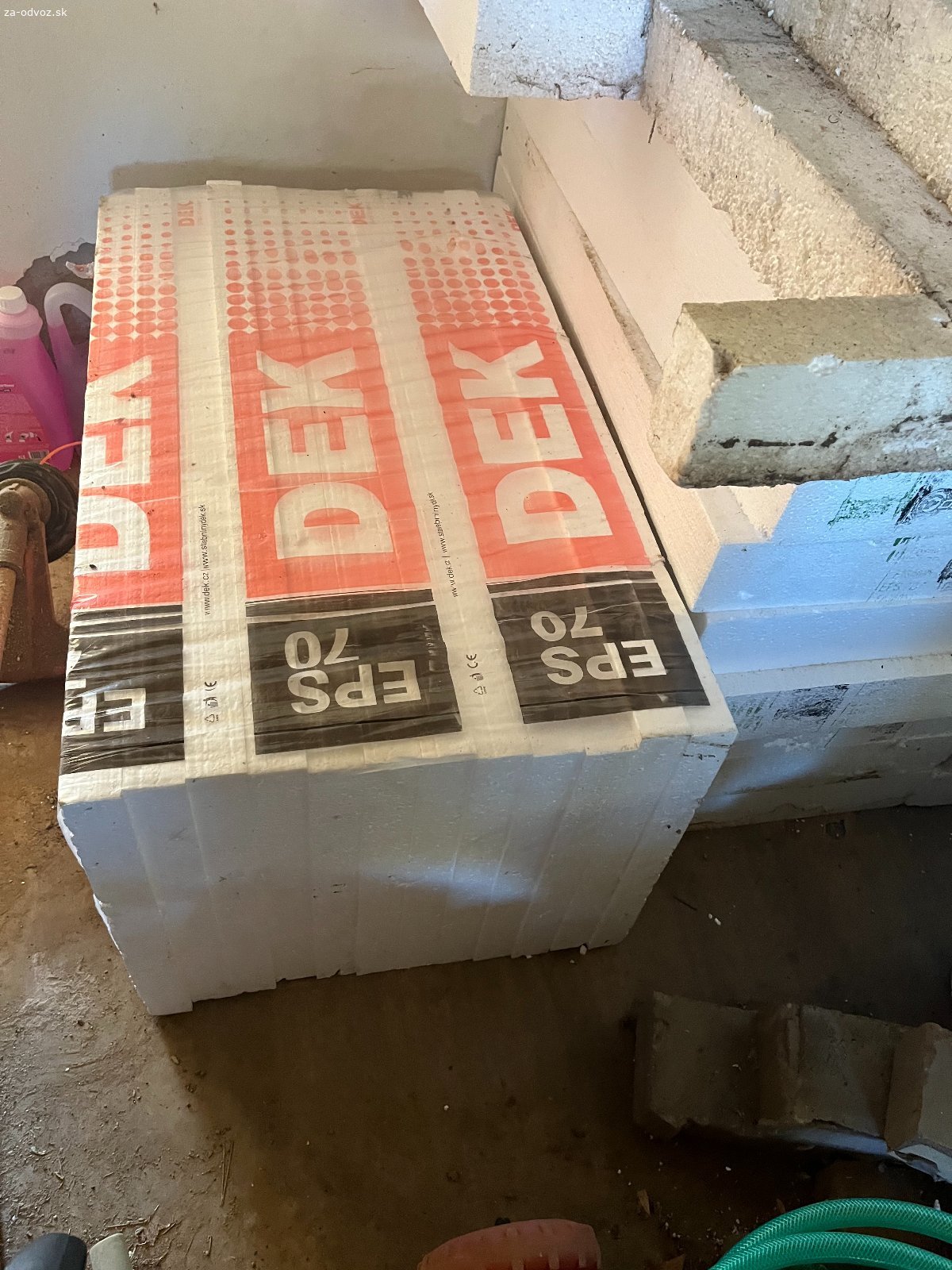 Darujem polystyren za odvoz - REZERVOVANE. Darujem polystyren za odvoz.
Robil som poriadky zo starym domom a tento polystyren bol pouzity na zateplenie od podkrovia. Bol naukladany na volno v tramovom strope, zly napad. Nebol lepeny, na zopar miestach bola pena na vyplnenie priestoru. V niektorych kusoch su cesticky od mysi, povrchove, nie je to prevrtane ako emental. Spina je klasicky bordel a prach z povaly. Rozmer na hrubku je 10cm.
Mam este jeden zvyskovy balik zo stavby, hrubka 5cm.
Som aj ochotny to doviezt (aspon za naklady na pohonne hmoty podla dohody), tak do 20-30km.