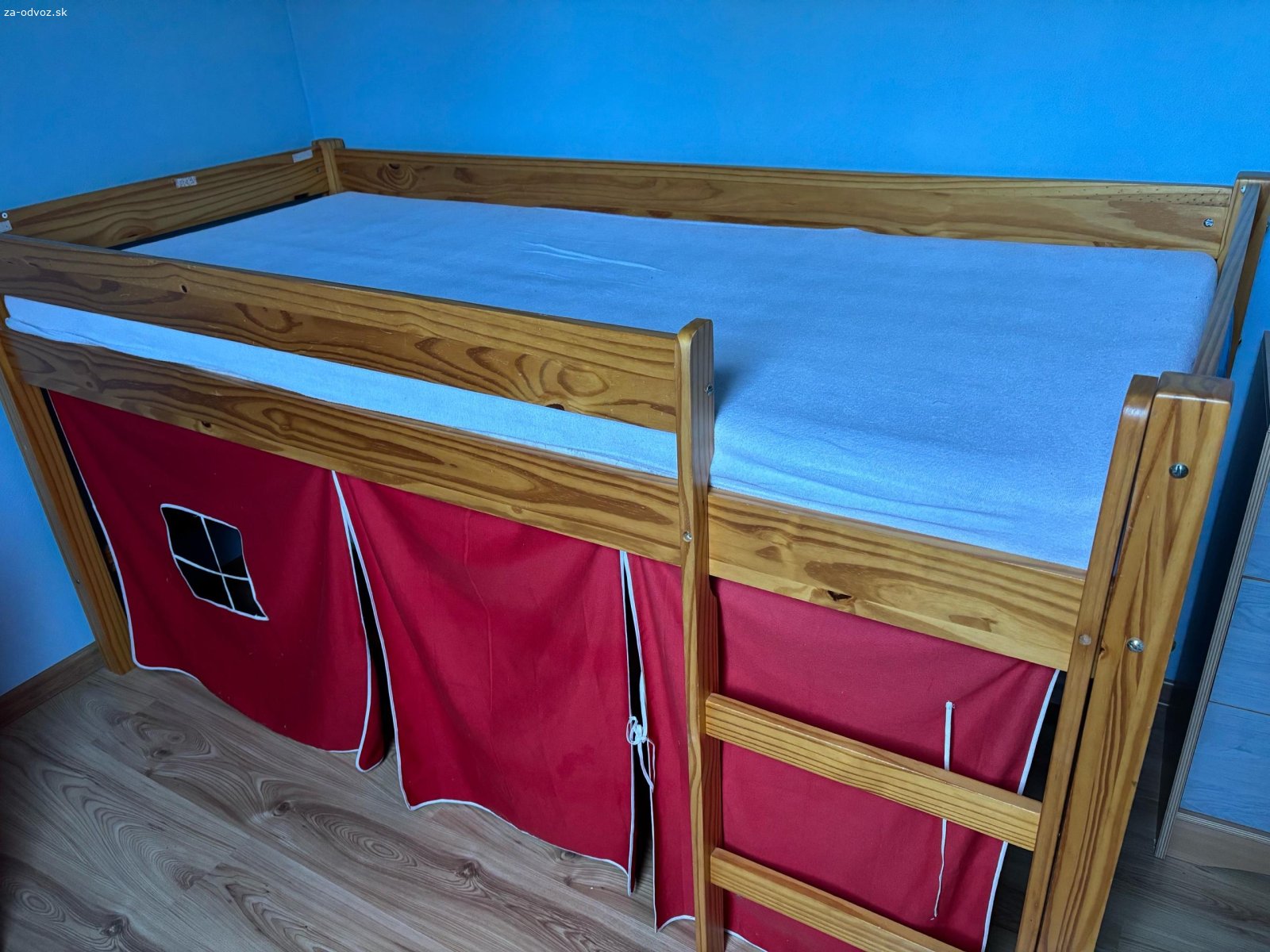 Darujem posteľ pre juniora. zvýšená posteľ s  priestorom pod ňou na hranie, uloženie hračiek, oblečenia ….