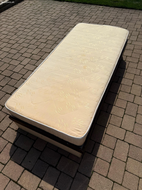 darujem postel s matracom a perinami