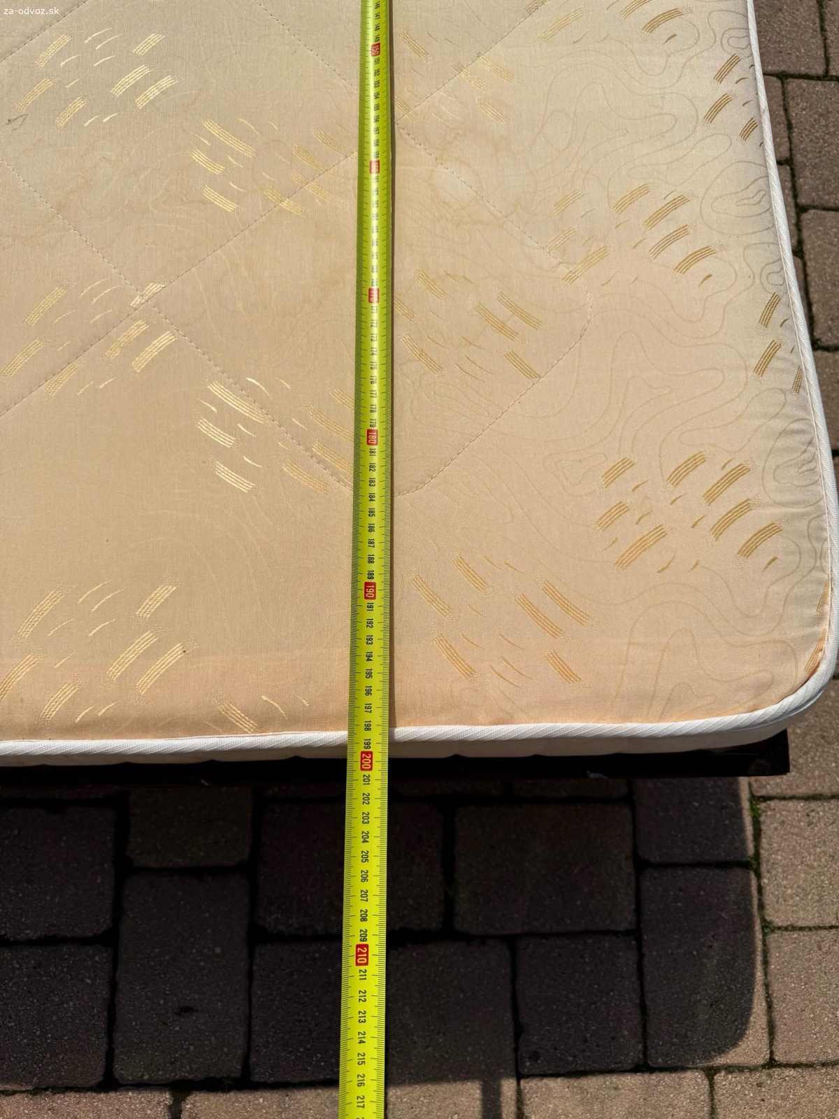 darujem postel s matracom a perinami