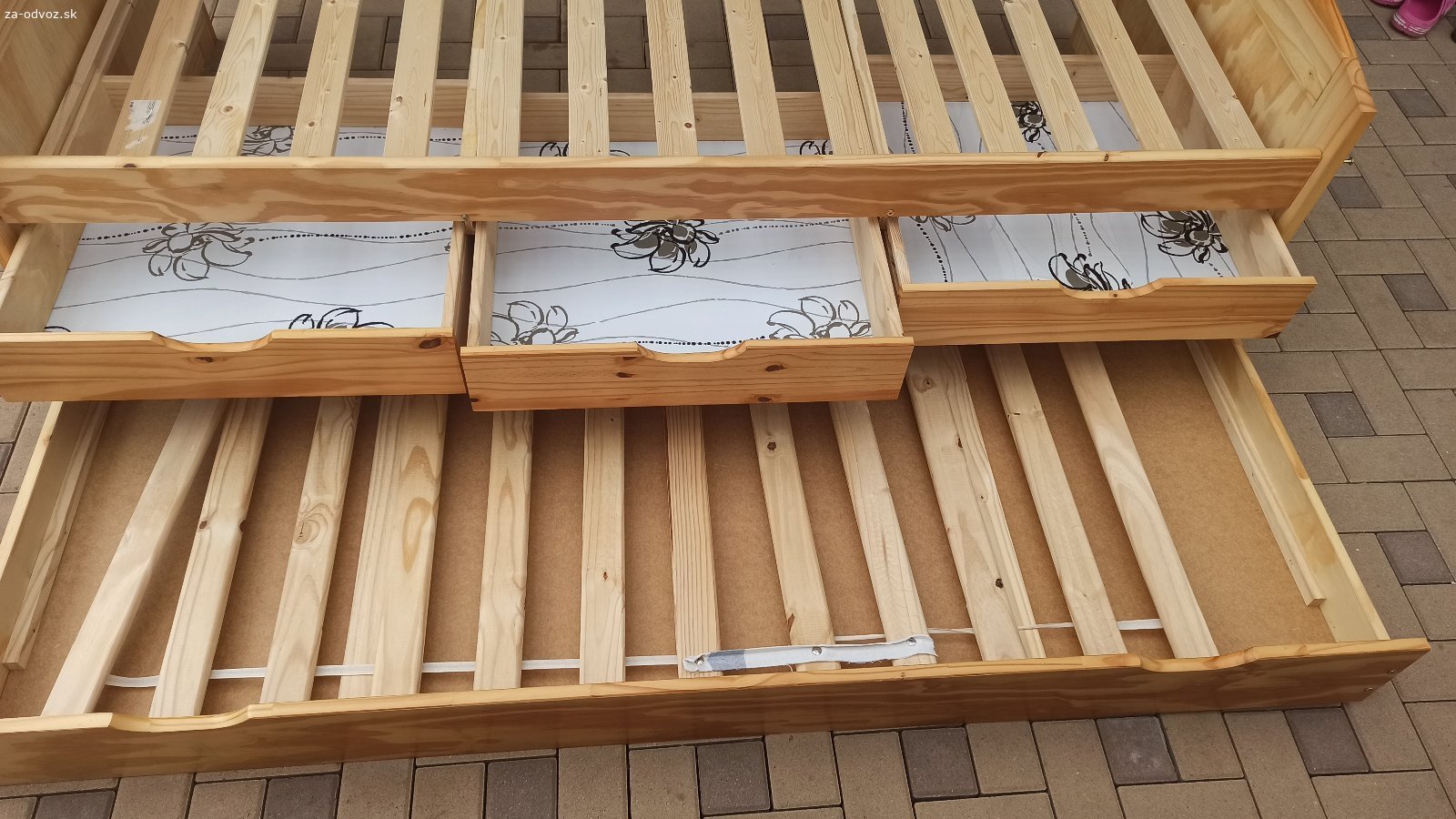 Darujem posteľ s prístelkou. Darujem funkcnu postel s pristelkou a suplikmi z masivu (borovica). Aj s matracmi. Pristelka takmer nevyuzivana.