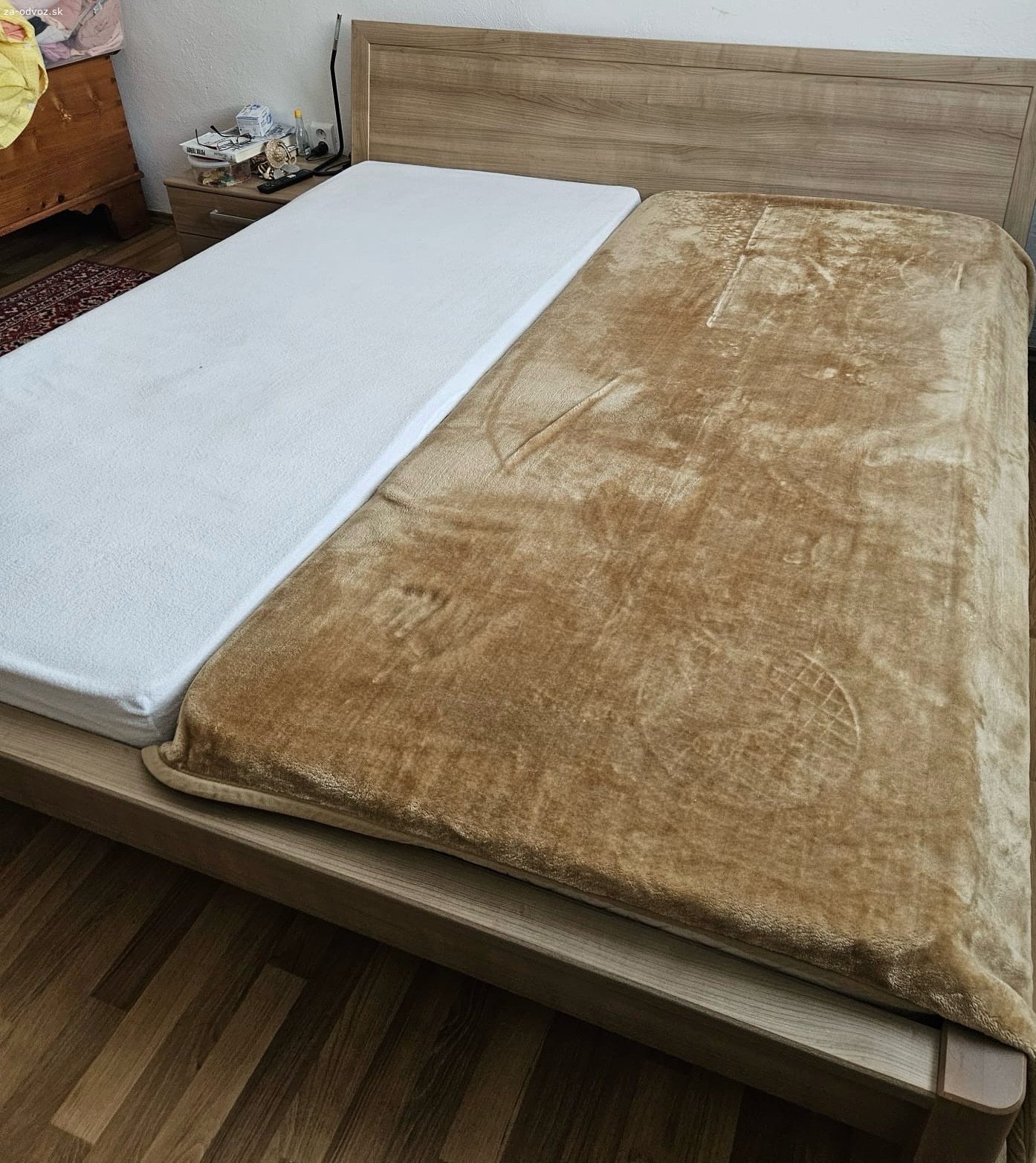 Darujem posteľ. Dobrý deň. Darujem za odvoz manželskú  posteľ 180x200cm. Po dohode sa vie aj doviesť.