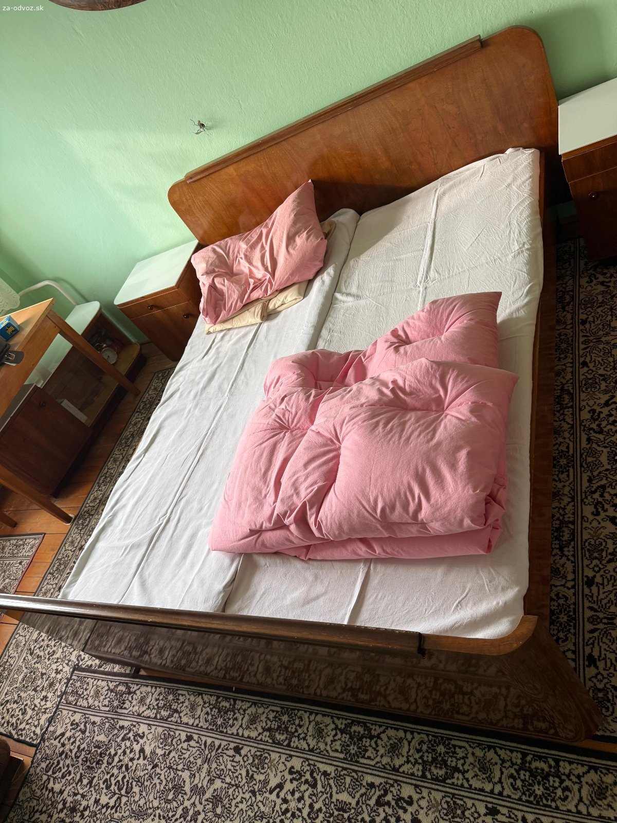 Darujem postele. Kto prvý príde, ten prvý berie. K dispo 4 ks z tho 1 manželská, odber najneskôr do piatku 24.7. Po tomto dátume to budeme likvidovať.