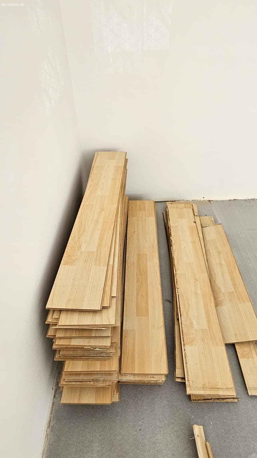 Darujem použitú laminátovú podlahu. Darujem použitú laminátovú podlahu, vek cca 10 rokov. 
Plocha cca 25 m2