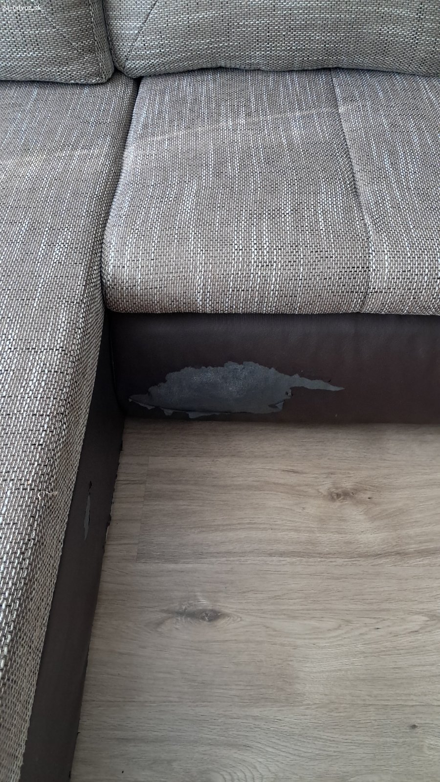Darujem používanú rozkladaciu sedačku. Darujem za odvoz.
Je potrebné to zniesť z 3. poschodia. 
Pohovka je používaná, má nedostatky. 
Bolo by fajn ju prečalúniť. 
Uprednostňujem seriózne jednanie.