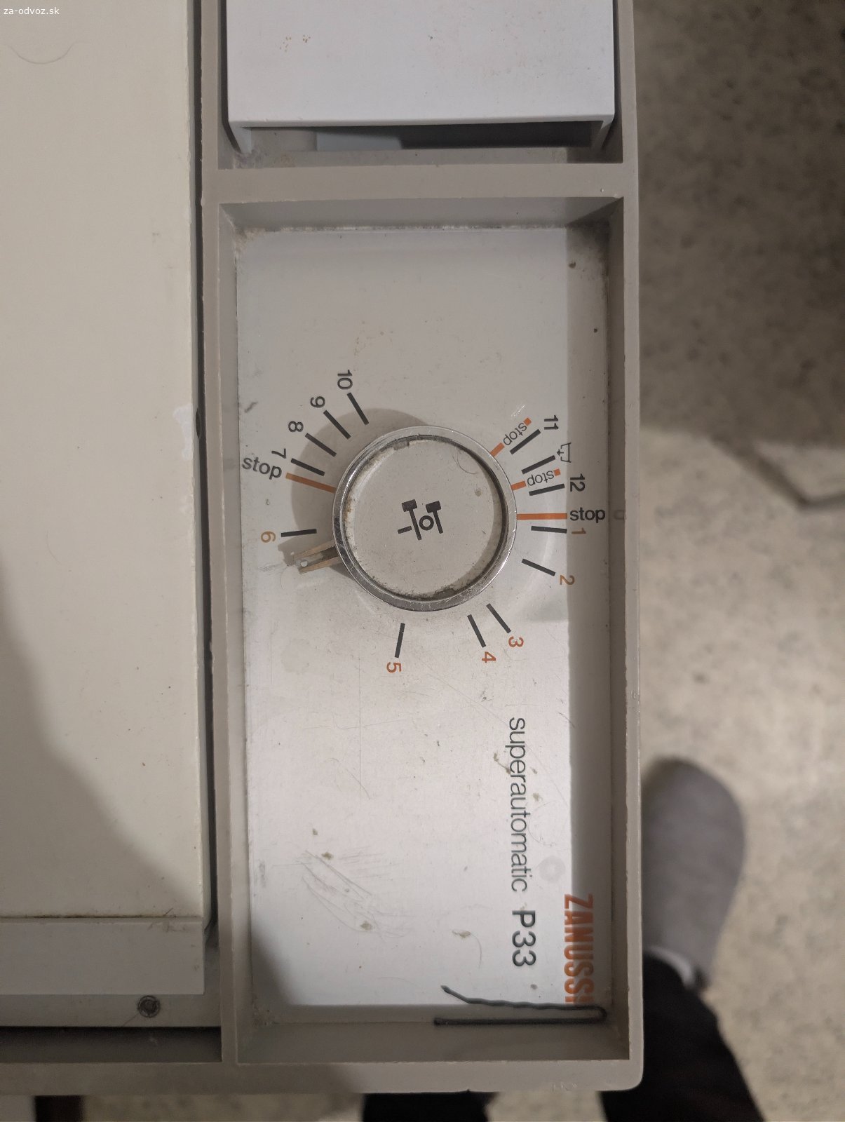 Darujem práčku. Darujem práčku Zanussi Superautomatic P33

Čo to je:
• automatická práčka plnená zhora, úzka (cca 40 cm)
• volič programov 1–12 so stop pozíciami
• samostatný volič teploty 30 / 40 / 60 / 90 °C
• staršia talianska konštrukcia, ale poctivá

Stav: funkčná
Optika: drobné škrabance a stopy bežného používania, nič dramatické. Prívodná aj odpadová hadica súčasťou.

Dôvod: uvoľňujem miesto, škoda vyhodiť. Radšej nech ešte poslúži.

Odber výhradne osobne, je dosť ťažká – príďte vo dvojici.

Lokalita: Bratislava Dlhé Diely