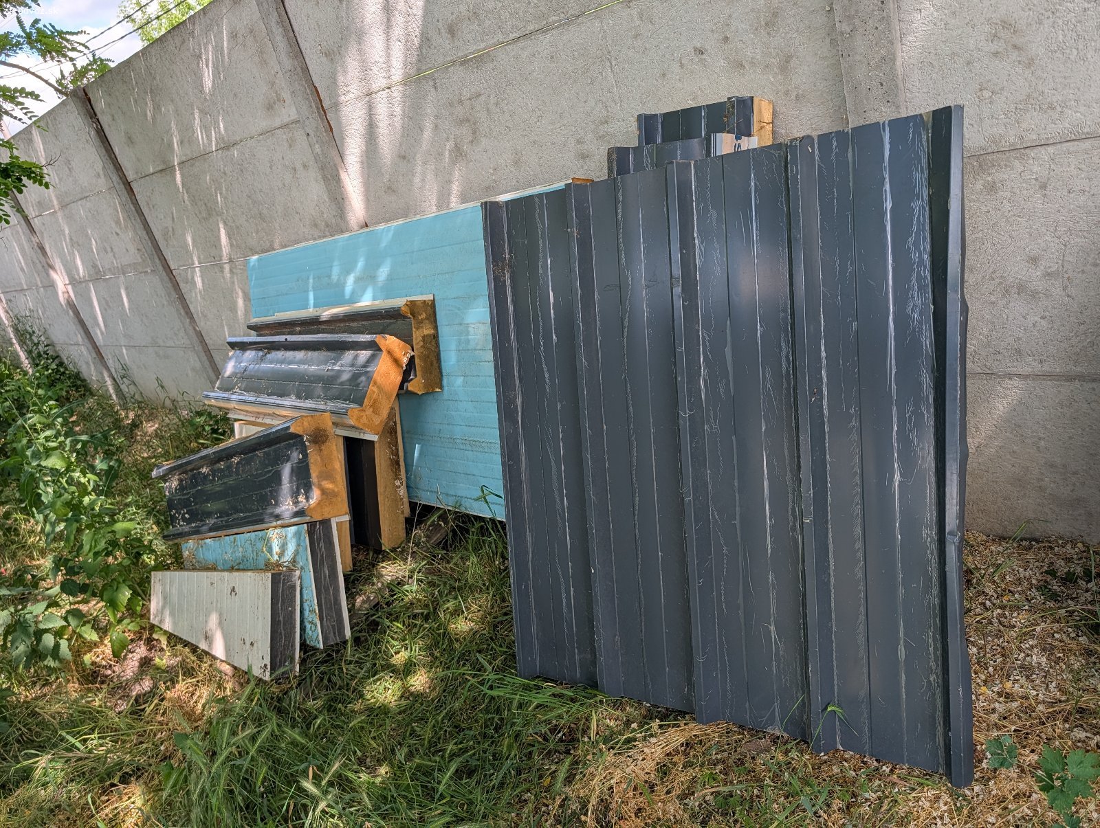 Darujem Pur panely. Zvyšky Pur panelov stenové biele aj strešné antracit. Je tam jeden väčší 2x1m cca