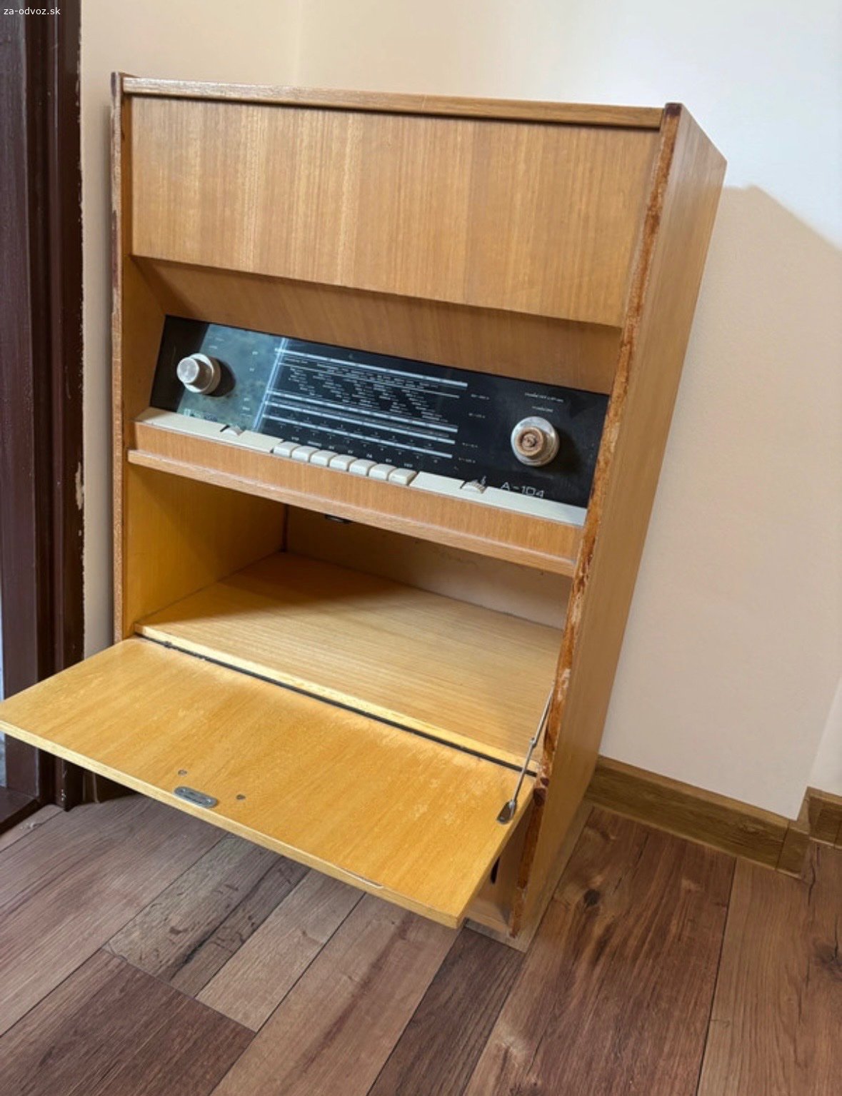 Darujem retro gramofón. Darujem za čokoládu retro gramofón. Rádio funkčné.