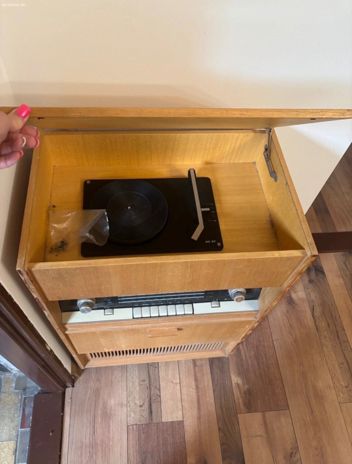 Darujem retro gramofón. Darujem za čokoládu retro gramofón. Rádio funkčné.