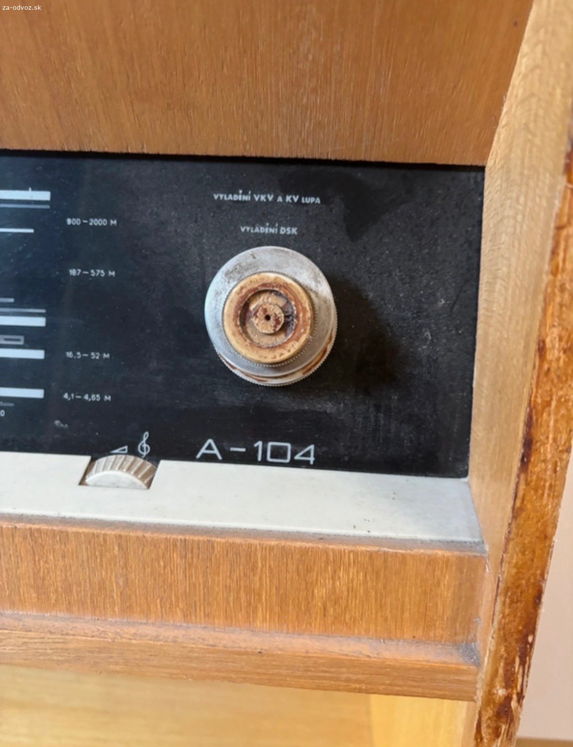 Darujem retro gramofón. Darujem za čokoládu retro gramofón. Rádio funkčné.