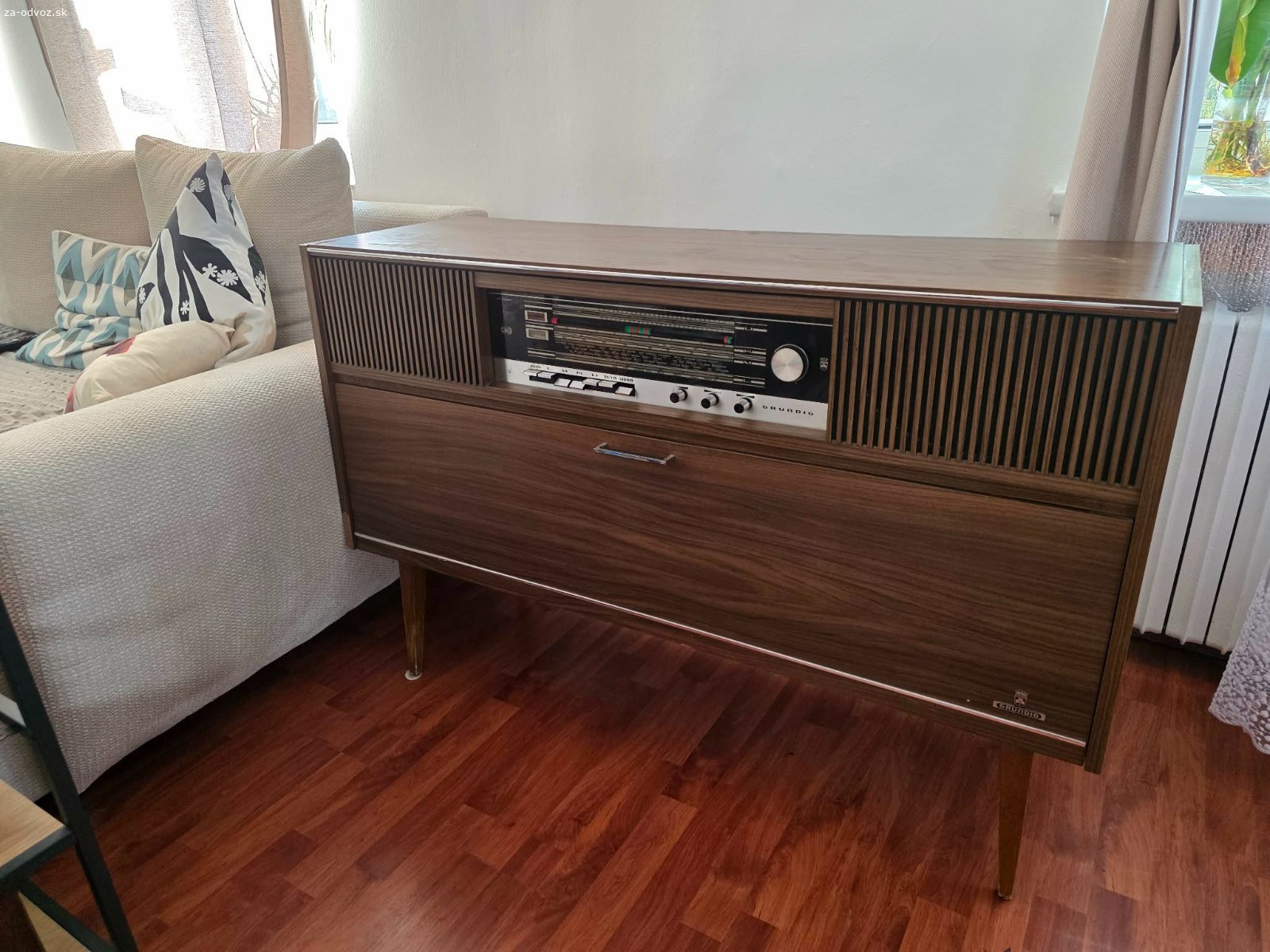 Darujem retro radio/gramofon. Darujem radiogramofon znacky grundig. Radio funguje ale gramofon z nejakeho dovodu nie. Je to celkom old school takze tazko povedat preco. Mozno niekto sikovny si to bude vediet opravit