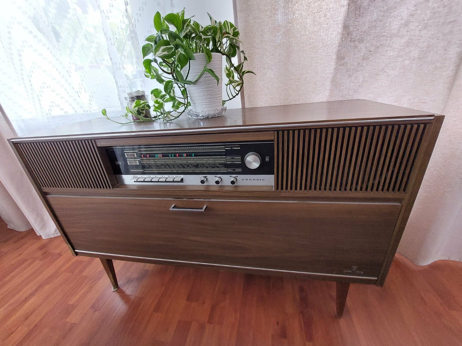 Darujem retro radio/gramofon. Darujem radiogramofon znacky grundig. Radio funguje ale gramofon z nejakeho dovodu nie. Je to celkom old school takze tazko povedat preco. Mozno niekto sikovny si to bude vediet opravit