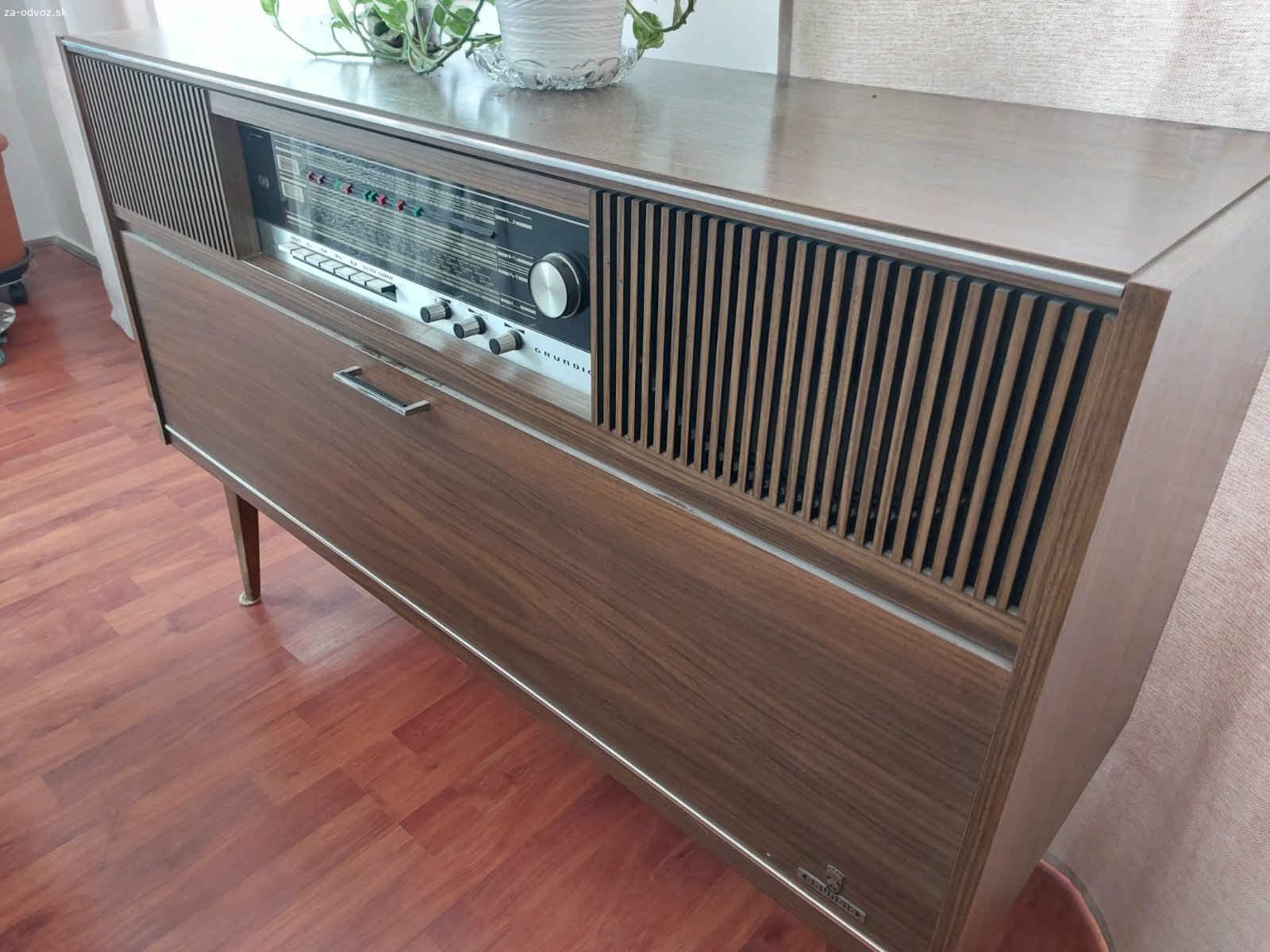 Darujem retro radio/gramofon. Darujem radiogramofon znacky grundig. Radio funguje ale gramofon z nejakeho dovodu nie. Je to celkom old school takze tazko povedat preco. Mozno niekto sikovny si to bude vediet opravit