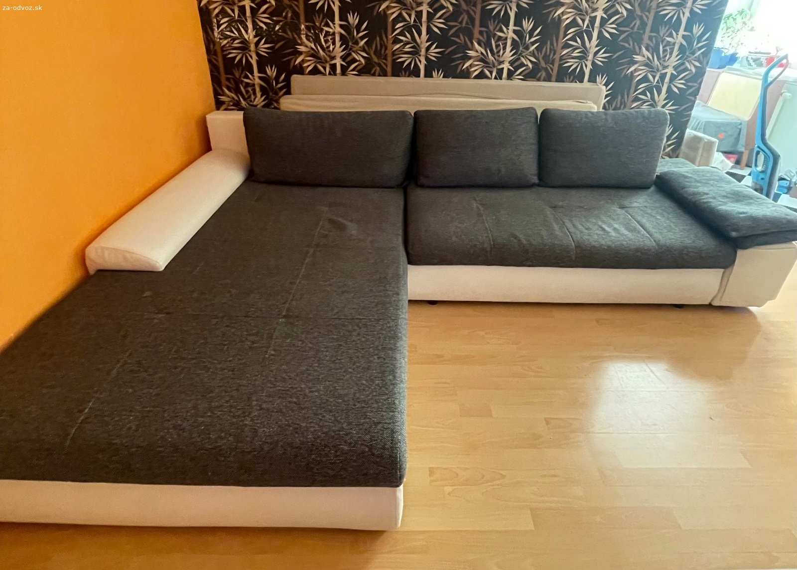 Darujem rohovú sedacku. Darujem staršiu rohovú sedačku rozmery 315x210